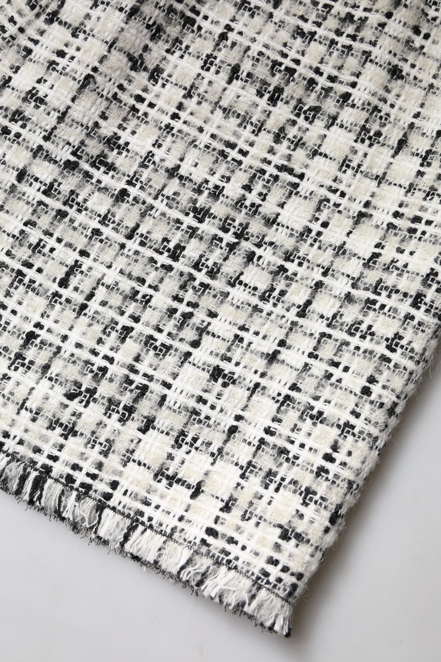 Minifalda de tweed a cuadros con cintura alta en blanco y negro de Dolce & Gabbana