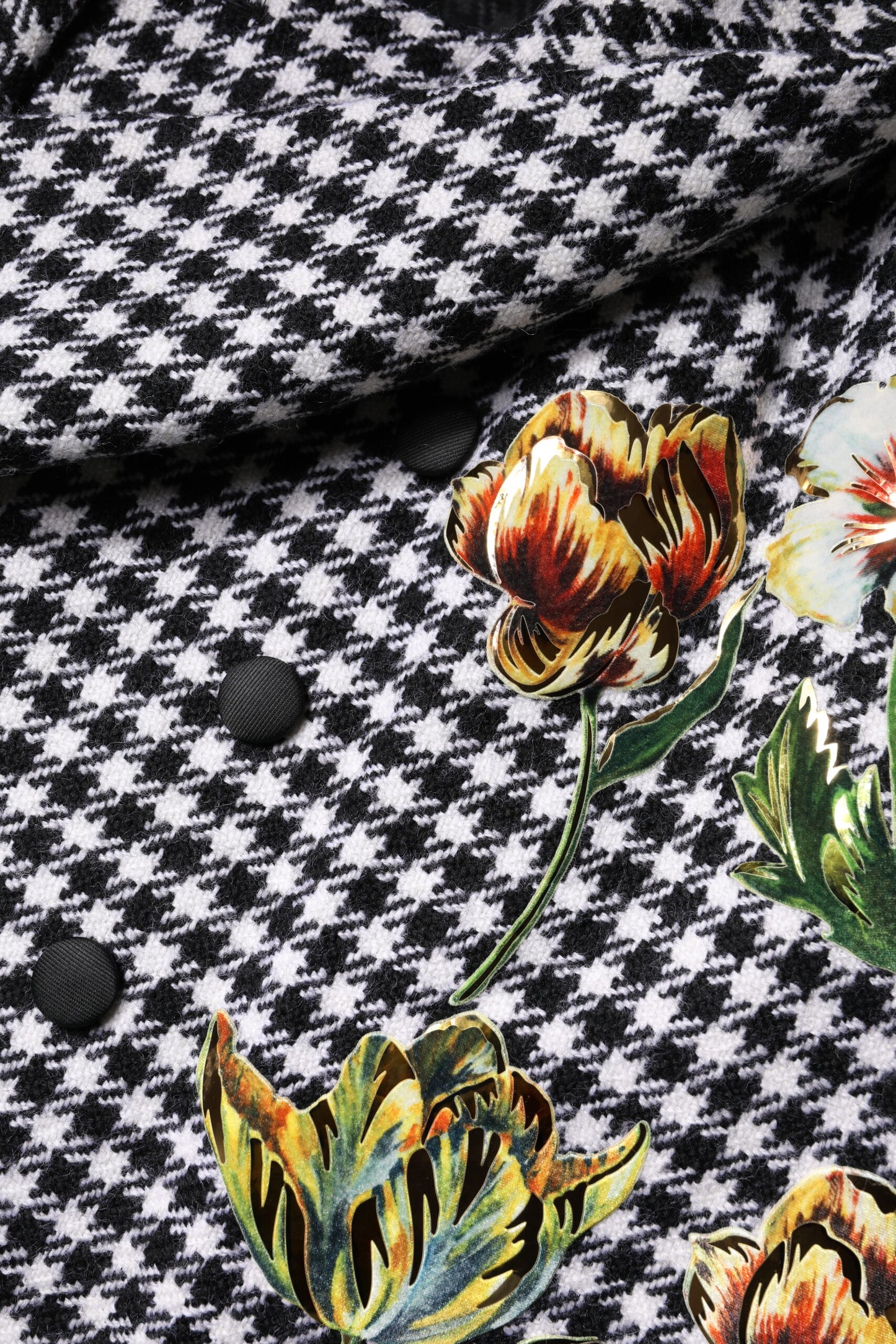 Chaqueta tipo capa con estampado floral monocromático en blanco y negro de Dolce & Gabbana