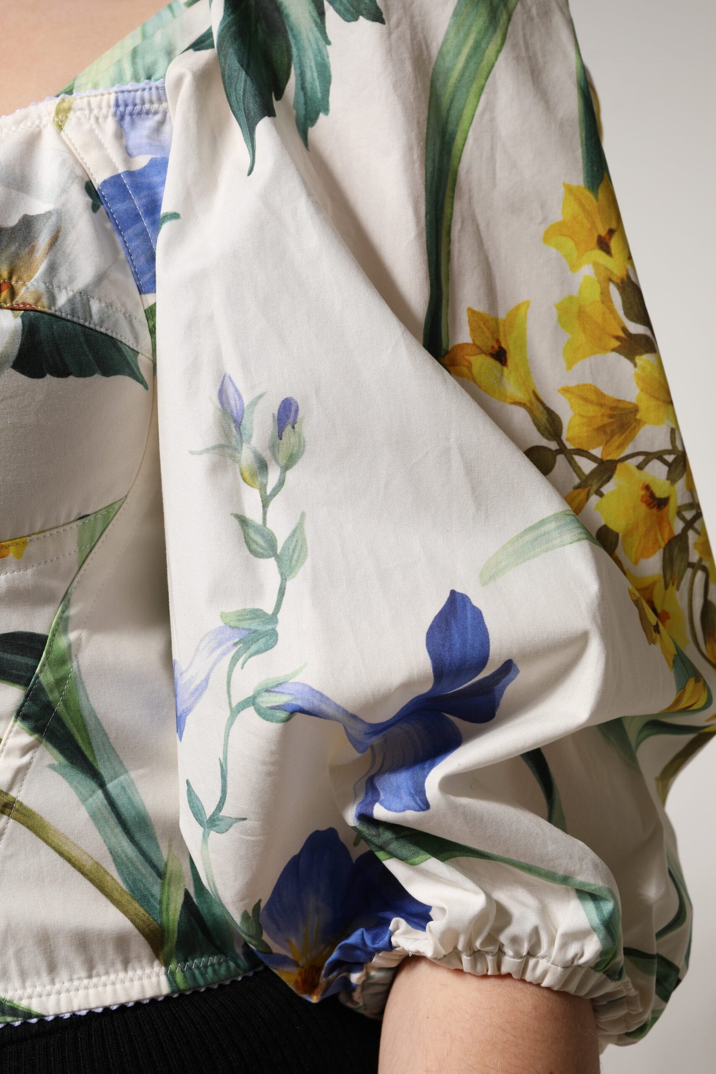 Blusa corta con mangas abullonadas y estampado floral blanco de Dolce & Gabbana