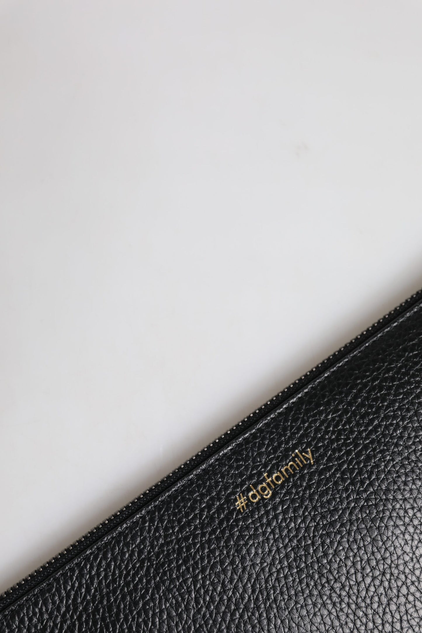 Bolso de mano con cremallera y adornos de cuero negro #DGFAMILY de Dolce & Gabbana para hombre