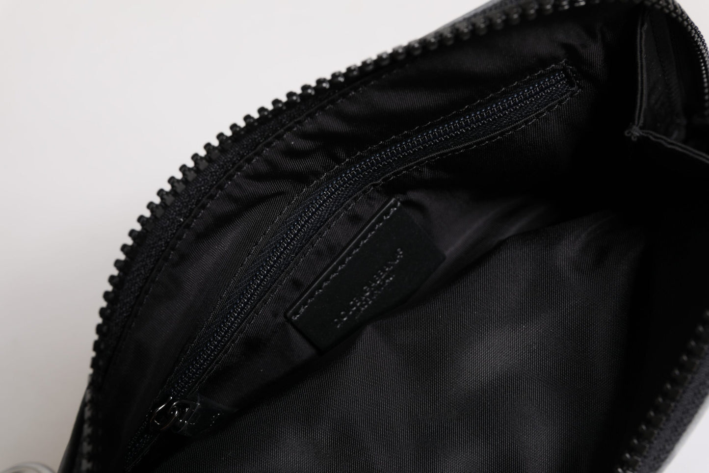 Bolso con llavero y placa con el logotipo de camuflaje en negro y gris de Dolce & Gabbana