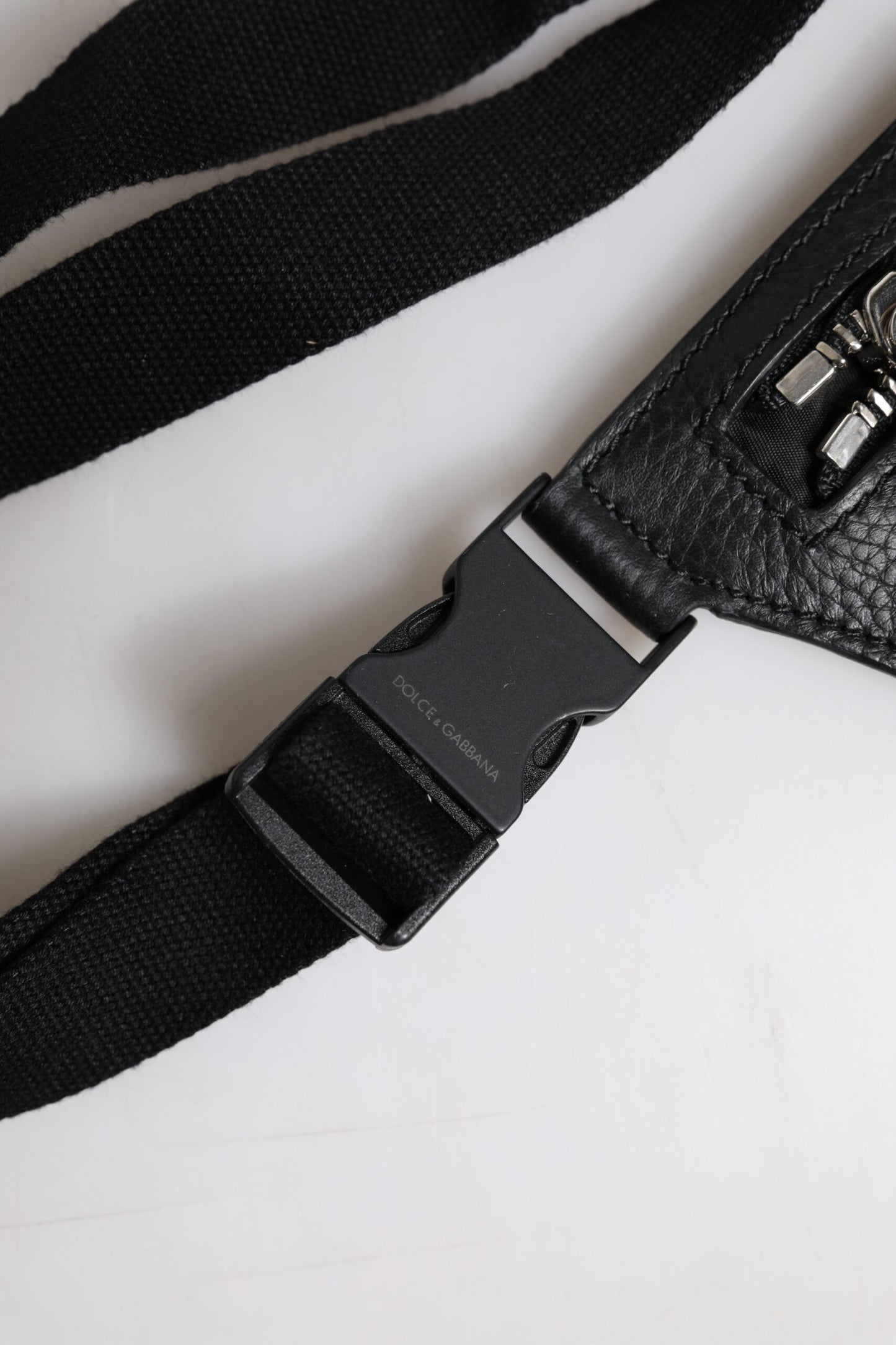 Riñonera Dolce & Gabbana de piel de becerro negra con placa del logotipo para hombre