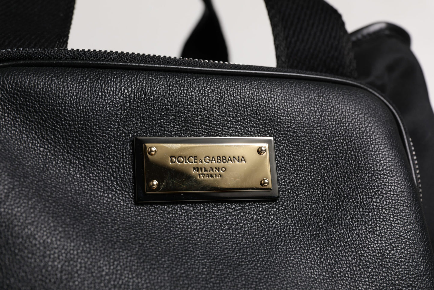 Bolso Dolce & Gabbana con correa de hombro negra y placa con el logotipo para mascotas