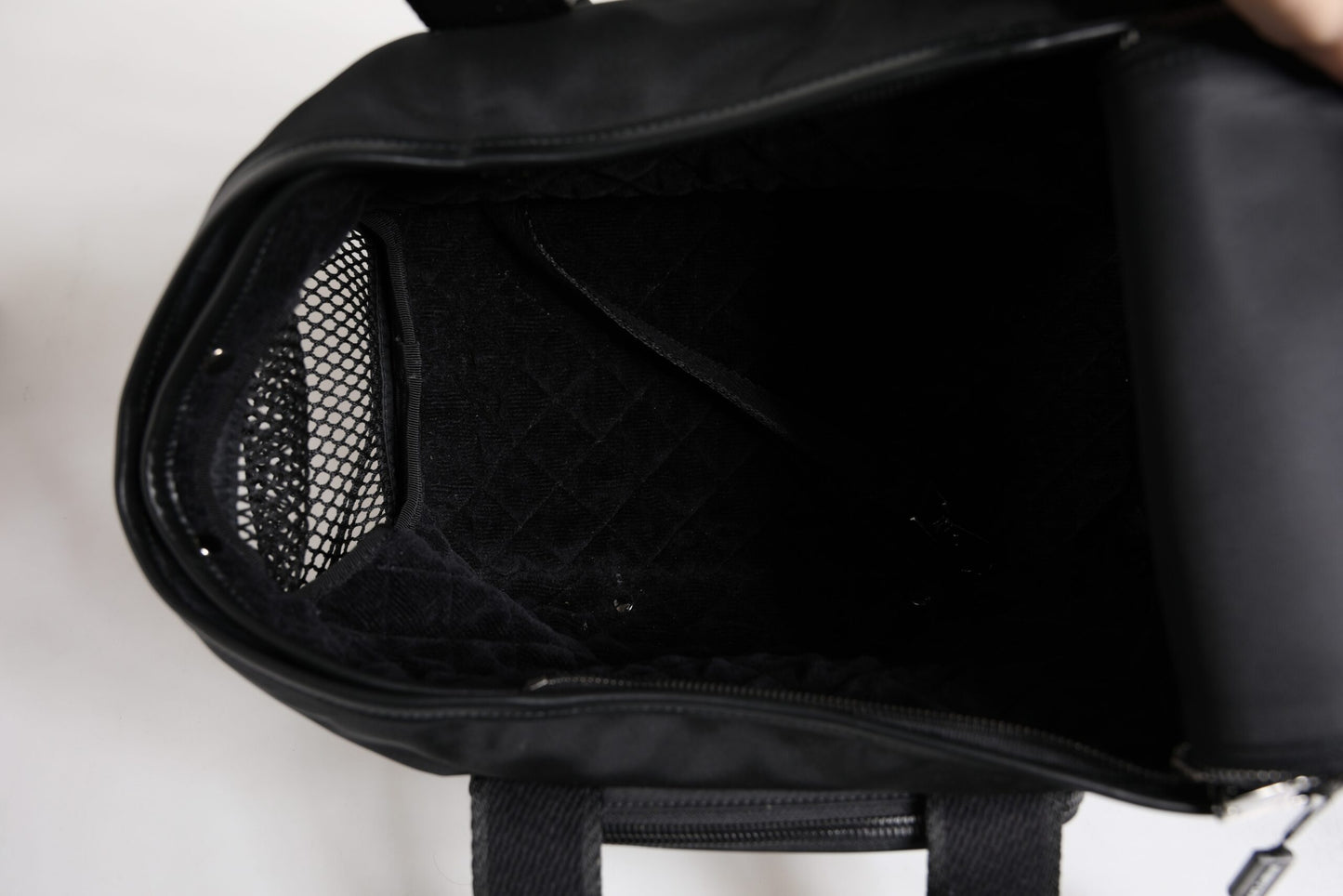 Bolso Dolce & Gabbana con correa de hombro negra y placa con el logotipo para mascotas