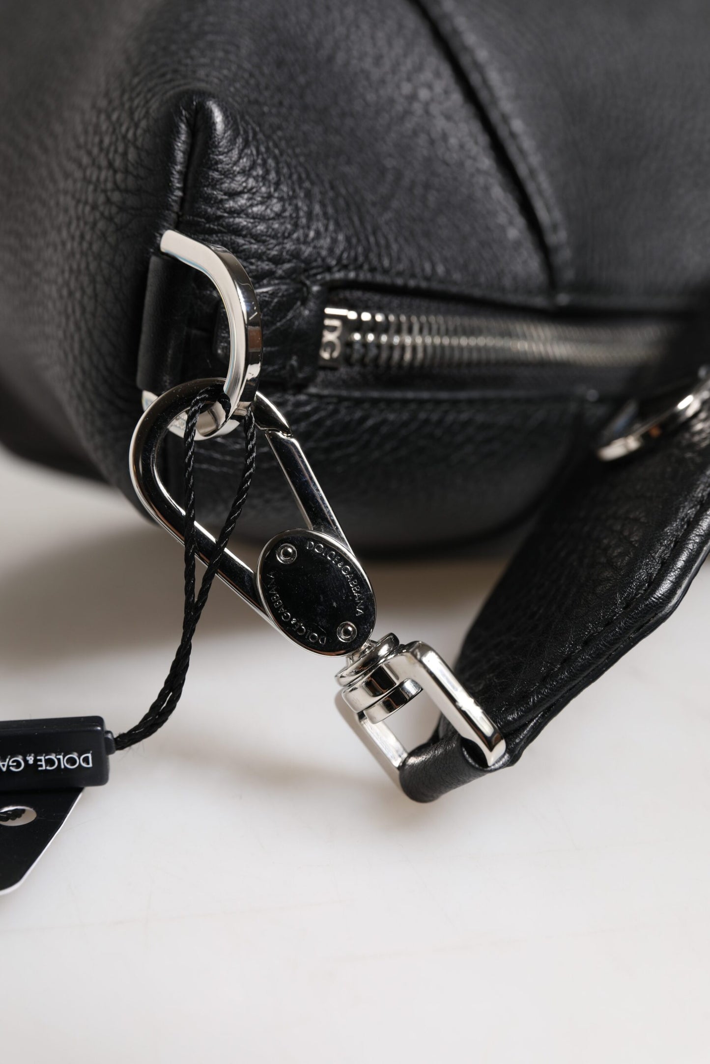 Bolso bandolera de piel negra con placa del logotipo de Dolce & Gabbana
