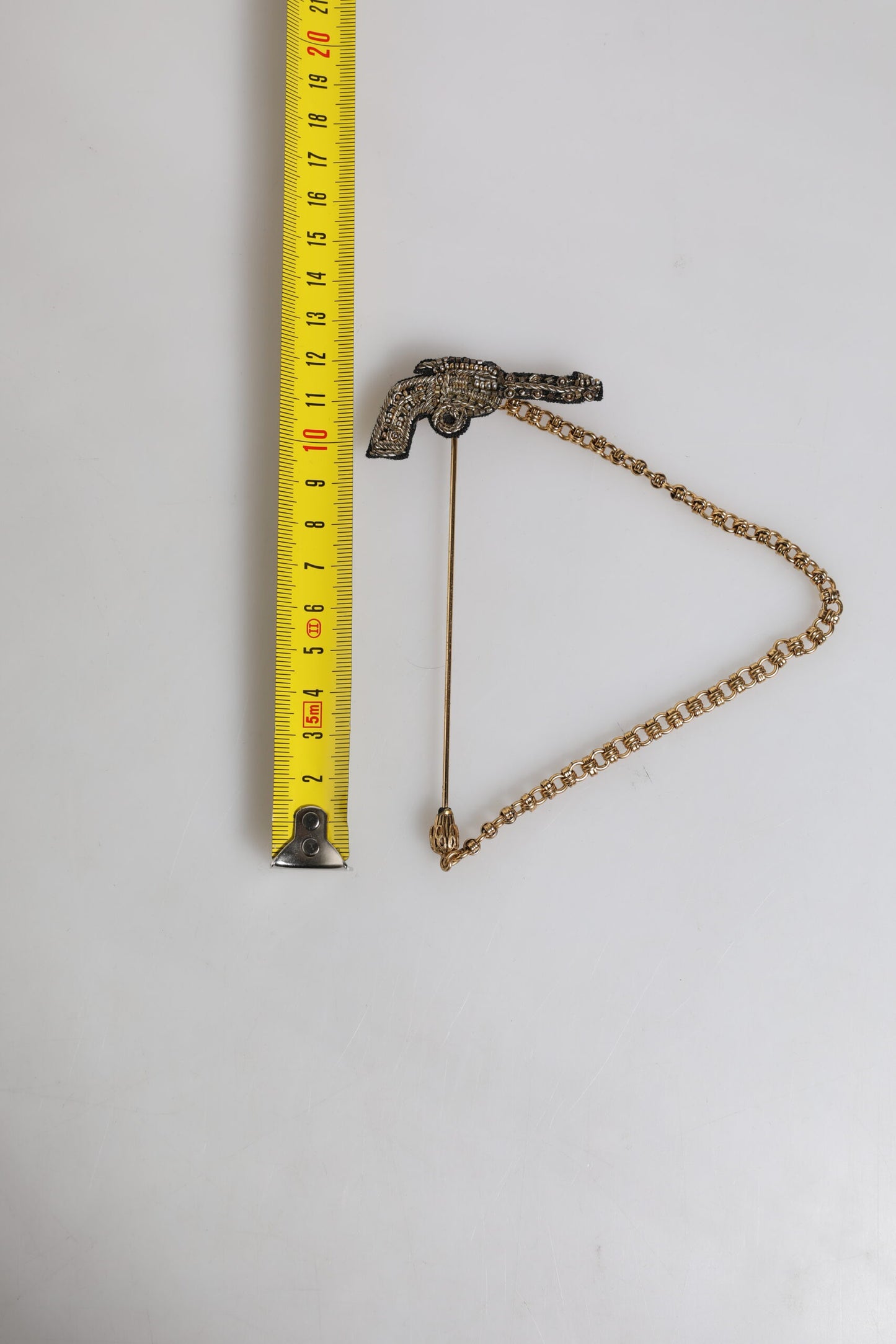 Broche de solapa con forma de revólver de latón, cobre y oro negro de Dolce & Gabbana