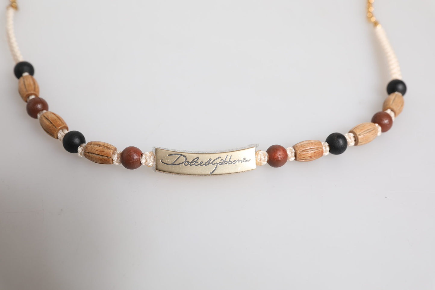 Collar con colgante de logotipo de cuentas de madera en oro negro de Dolce & Gabbana
