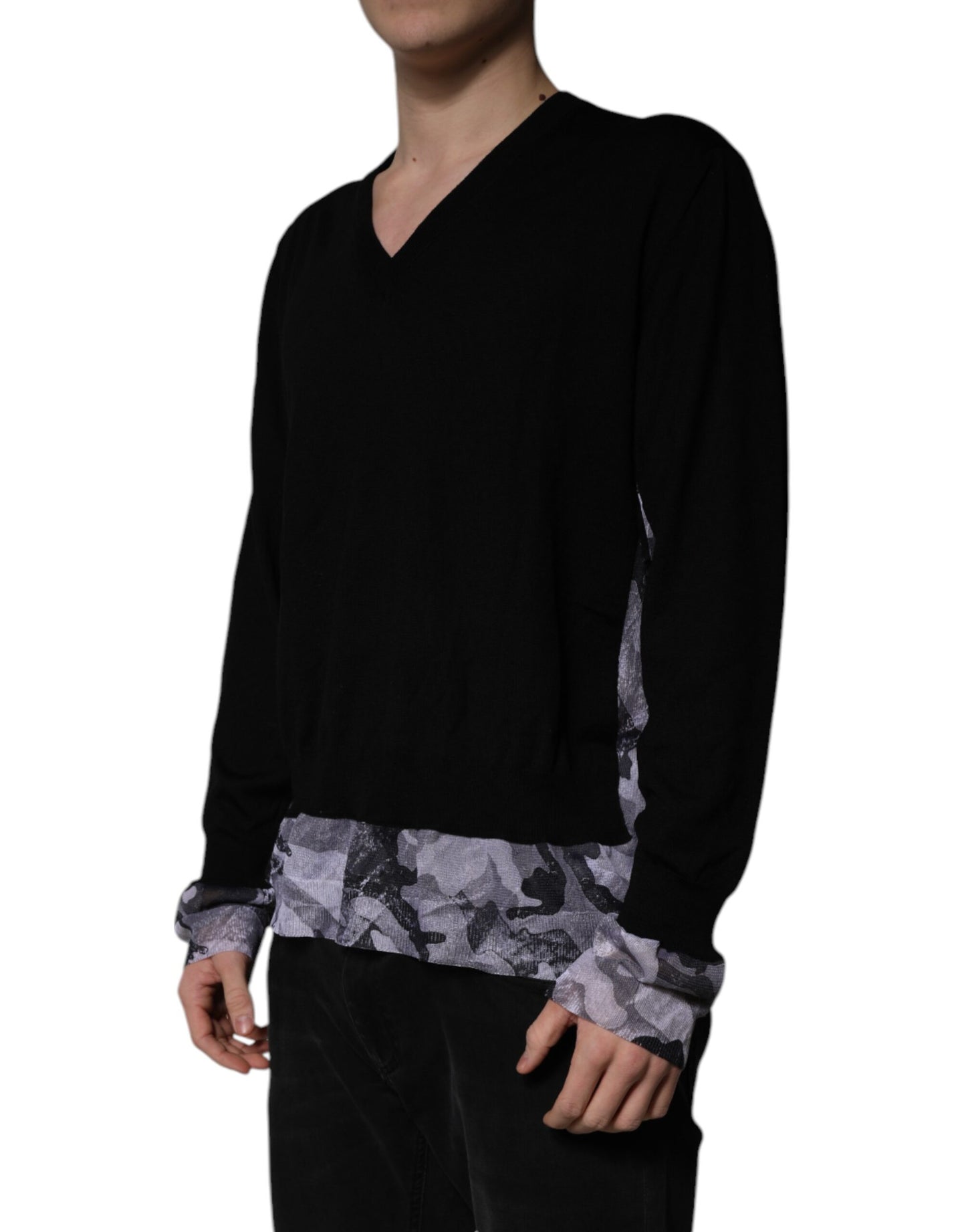 Suéter negro con cuello en V y estampado de camuflaje de Dolce & Gabbana