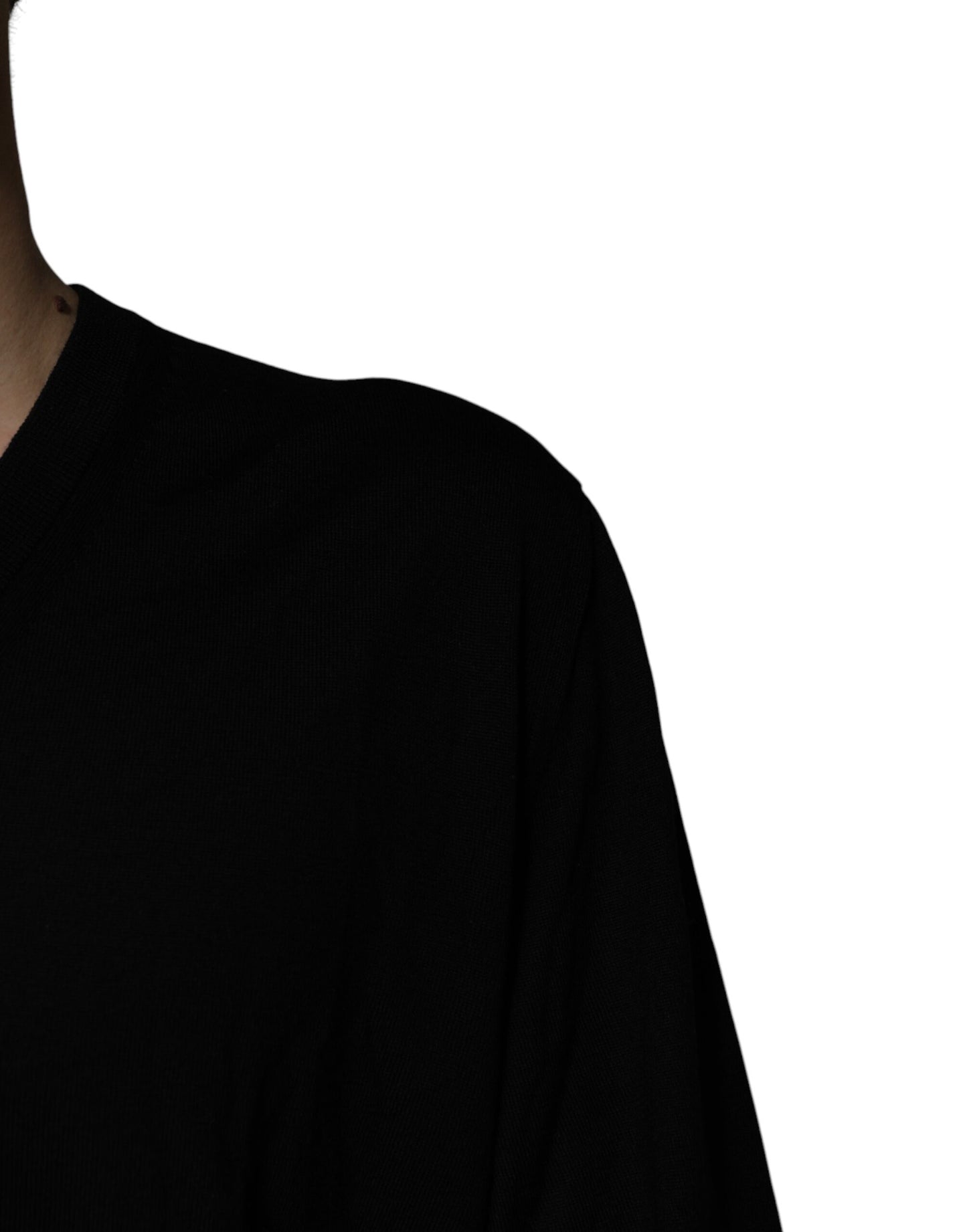 Suéter negro con cuello en V y estampado de camuflaje de Dolce & Gabbana