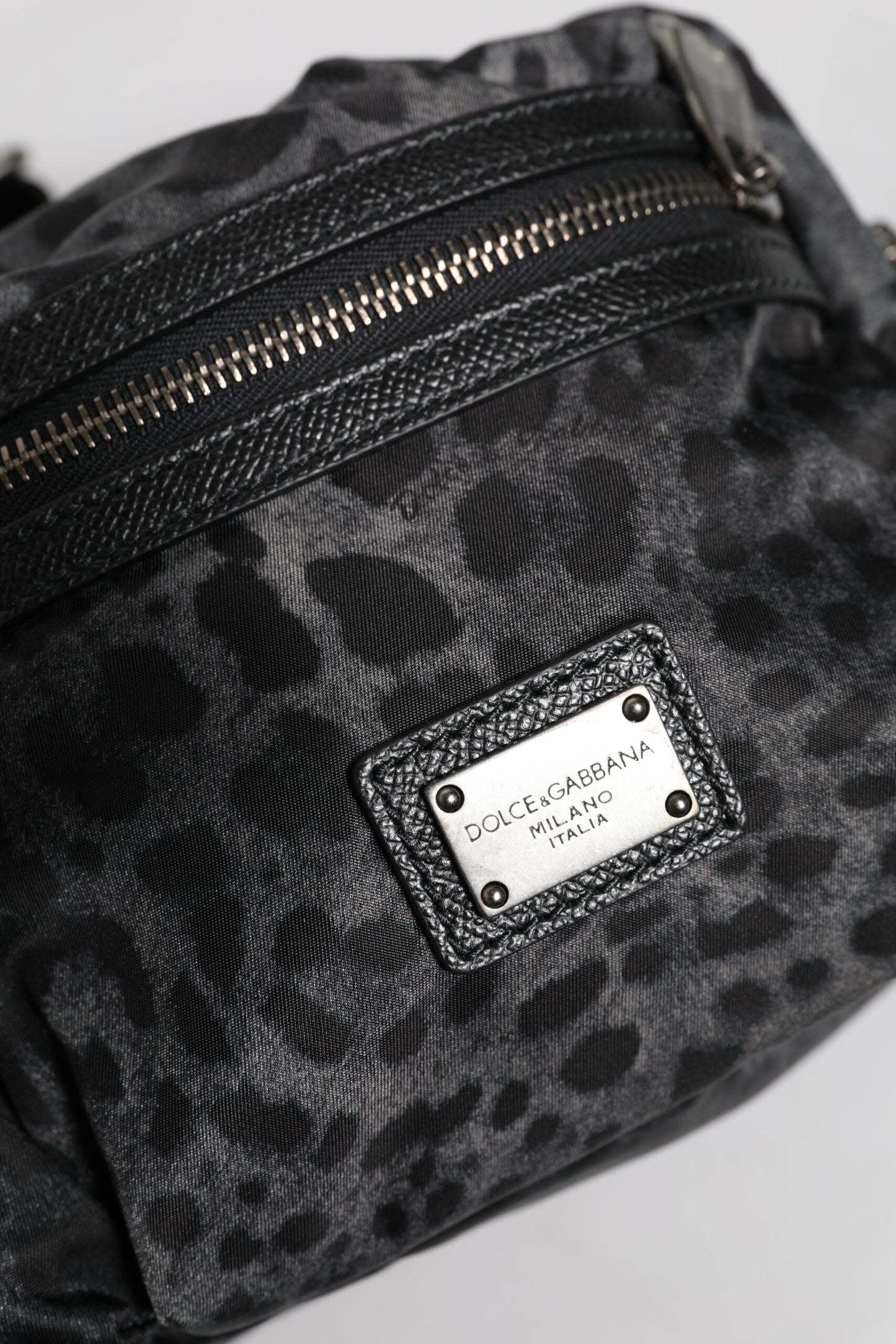 Riñonera Dolce & Gabbana con cinturón y logo DG de leopardo en negro y gris