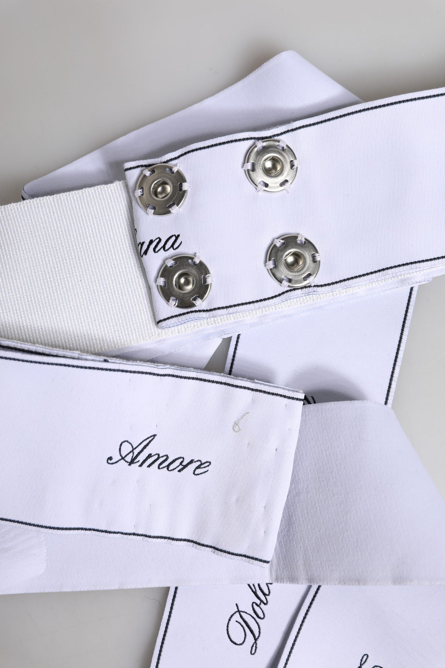 Cinturón blanco con lazo ancho y logotipo de Dolce & Gabbana