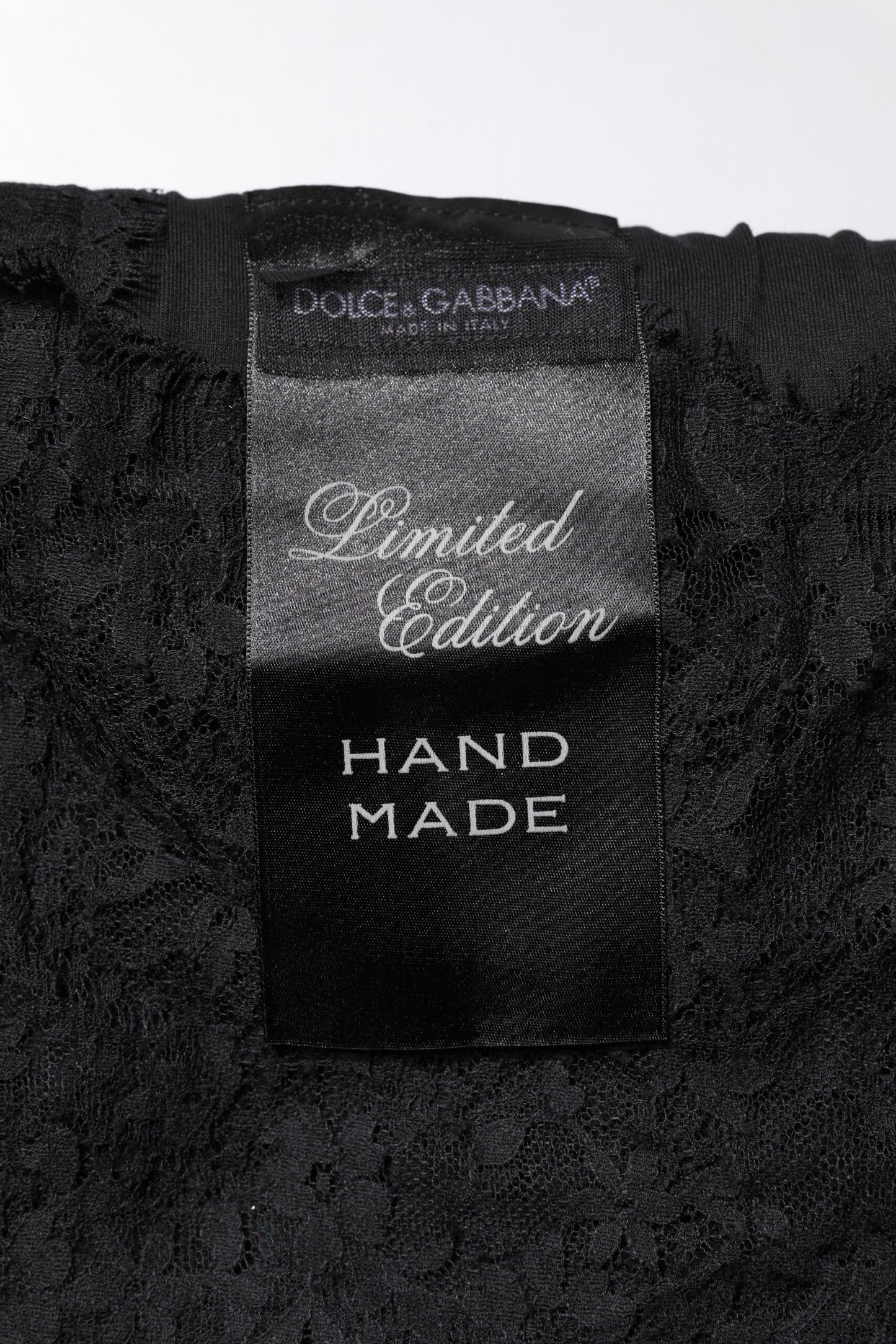 Top de cuello redondo con encaje negro transparente y diseño de corazón sagrado de Dolce & Gabbana
