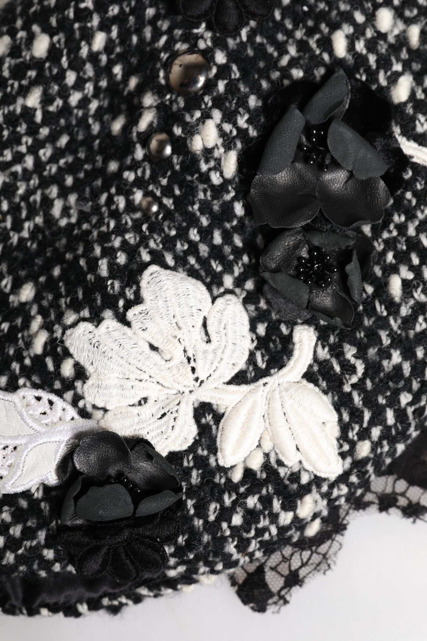 Sombrero cloche de lana negra y blanca con adornos florales de Dolce & Gabbana