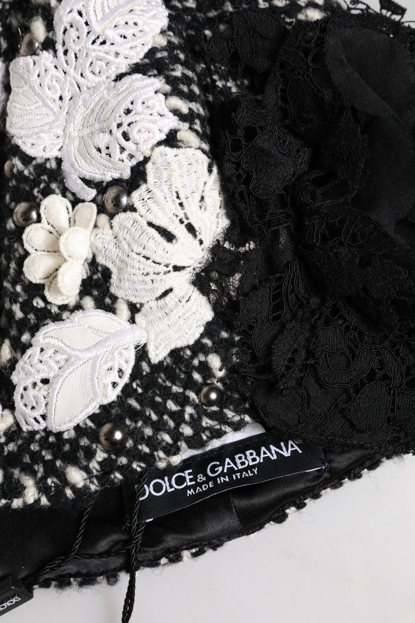 Sombrero cloche de lana negra y blanca con adornos florales de Dolce & Gabbana