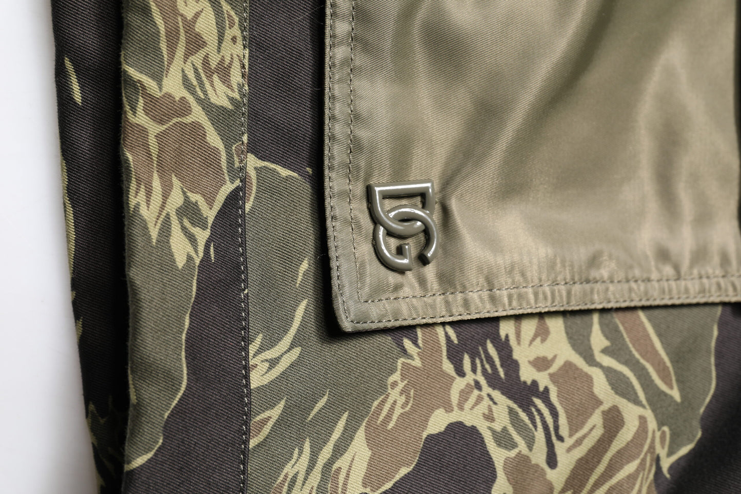 Chaqueta bomber de algodón con estampado de camuflaje multicolor de Dolce & Gabbana