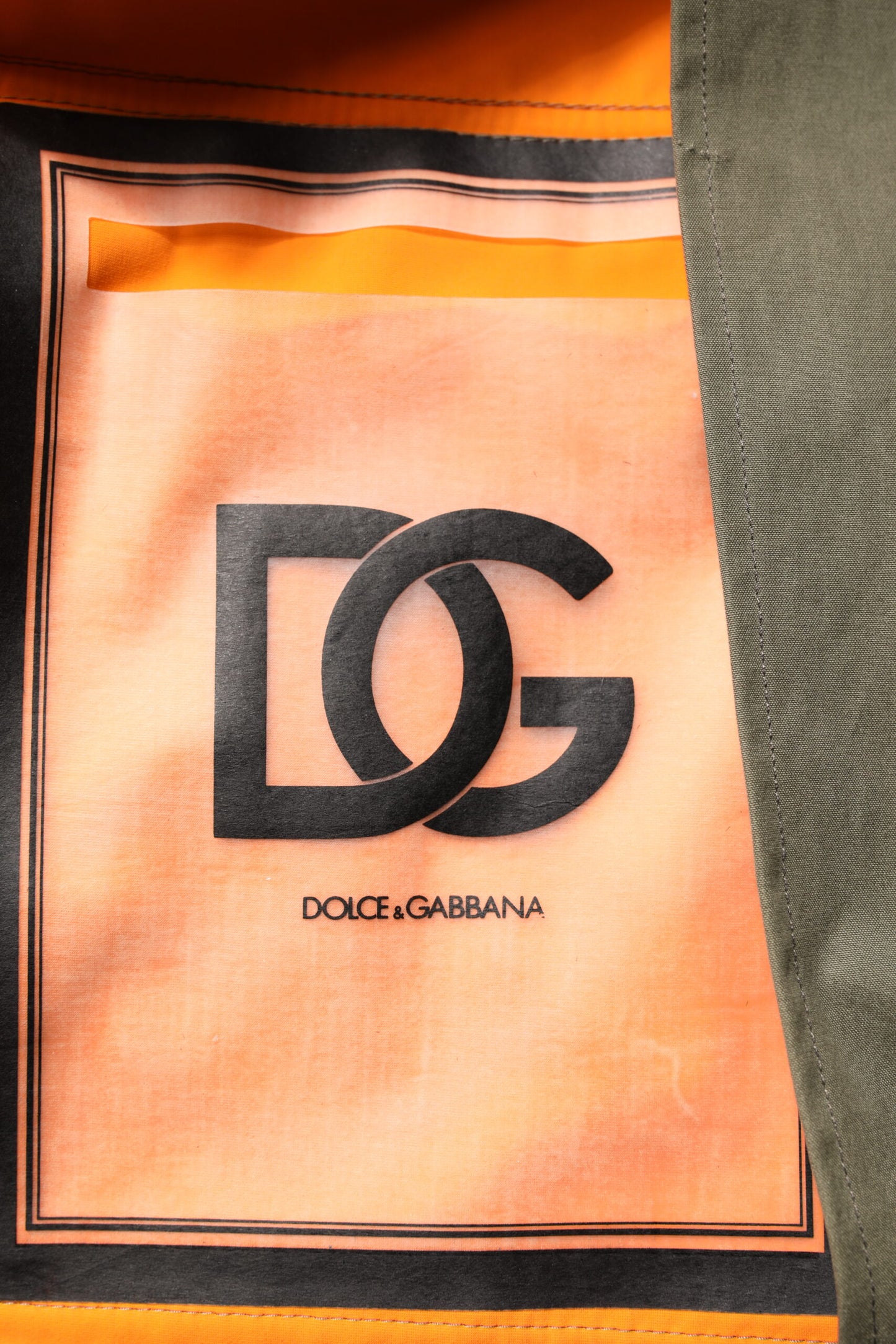 Chaqueta con capucha y botones de camuflaje multicolor de Dolce & Gabbana