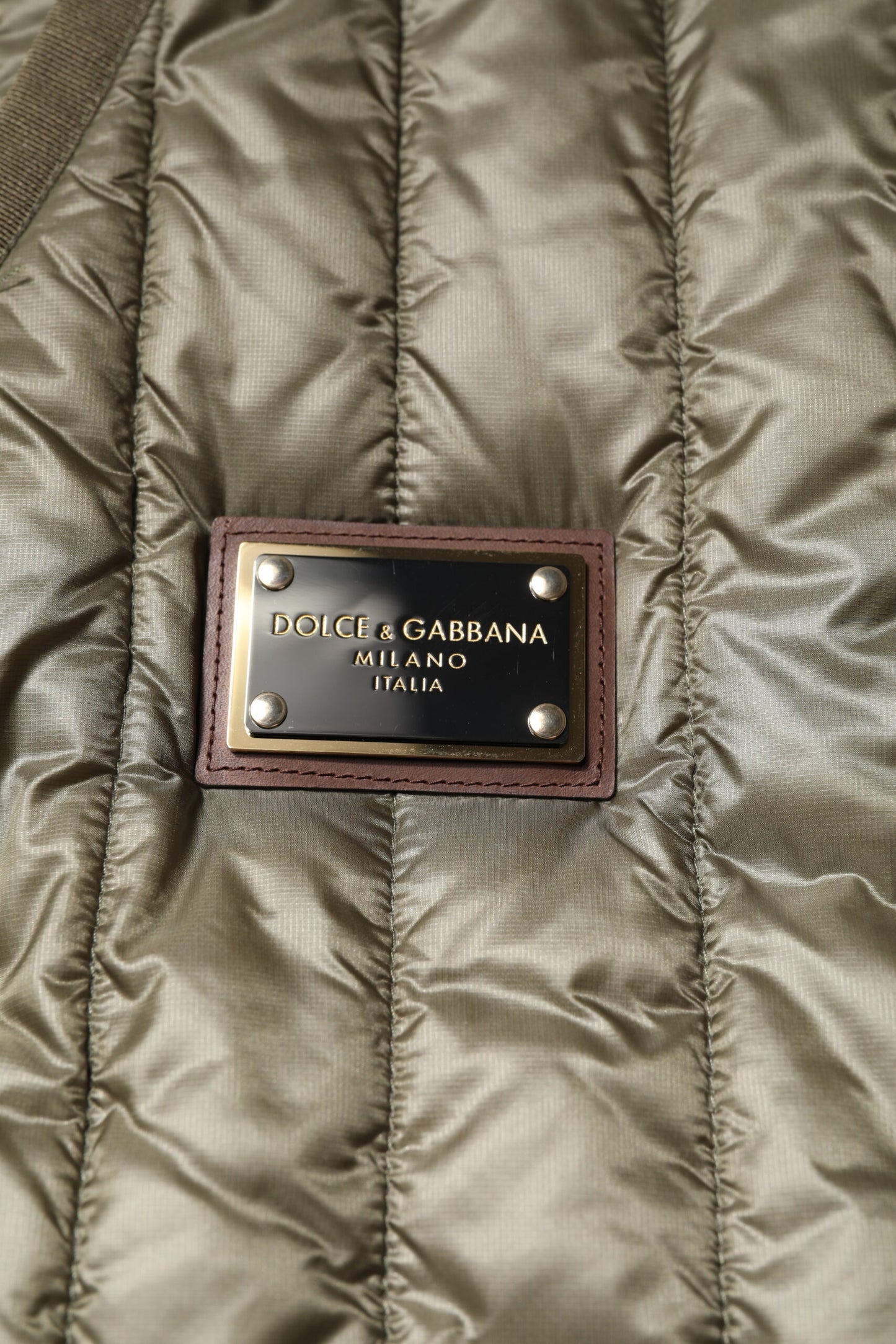 Chaqueta acolchada con placa del logotipo marrón de Dolce & Gabbana