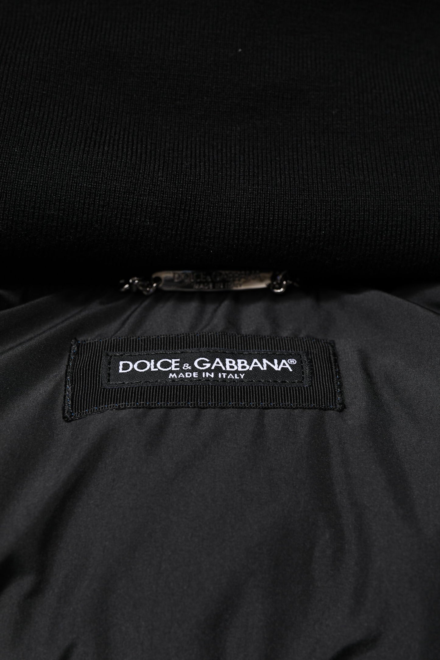 Chaqueta acolchada con capucha y cremallera completa con logotipo azul de Dolce & Gabbana