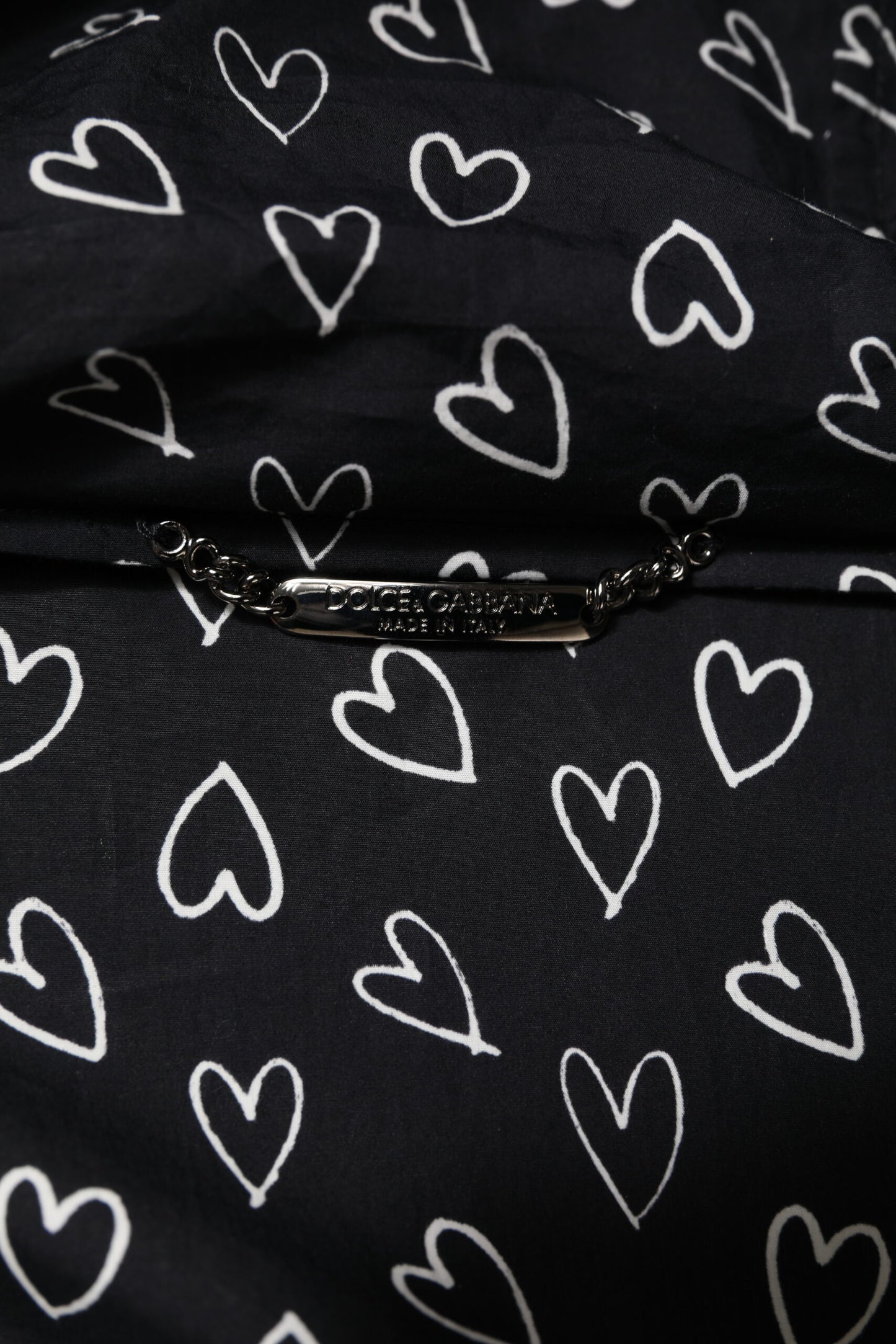 Chaqueta cortavientos con capucha y estampado de corazones negros de Dolce & Gabbana