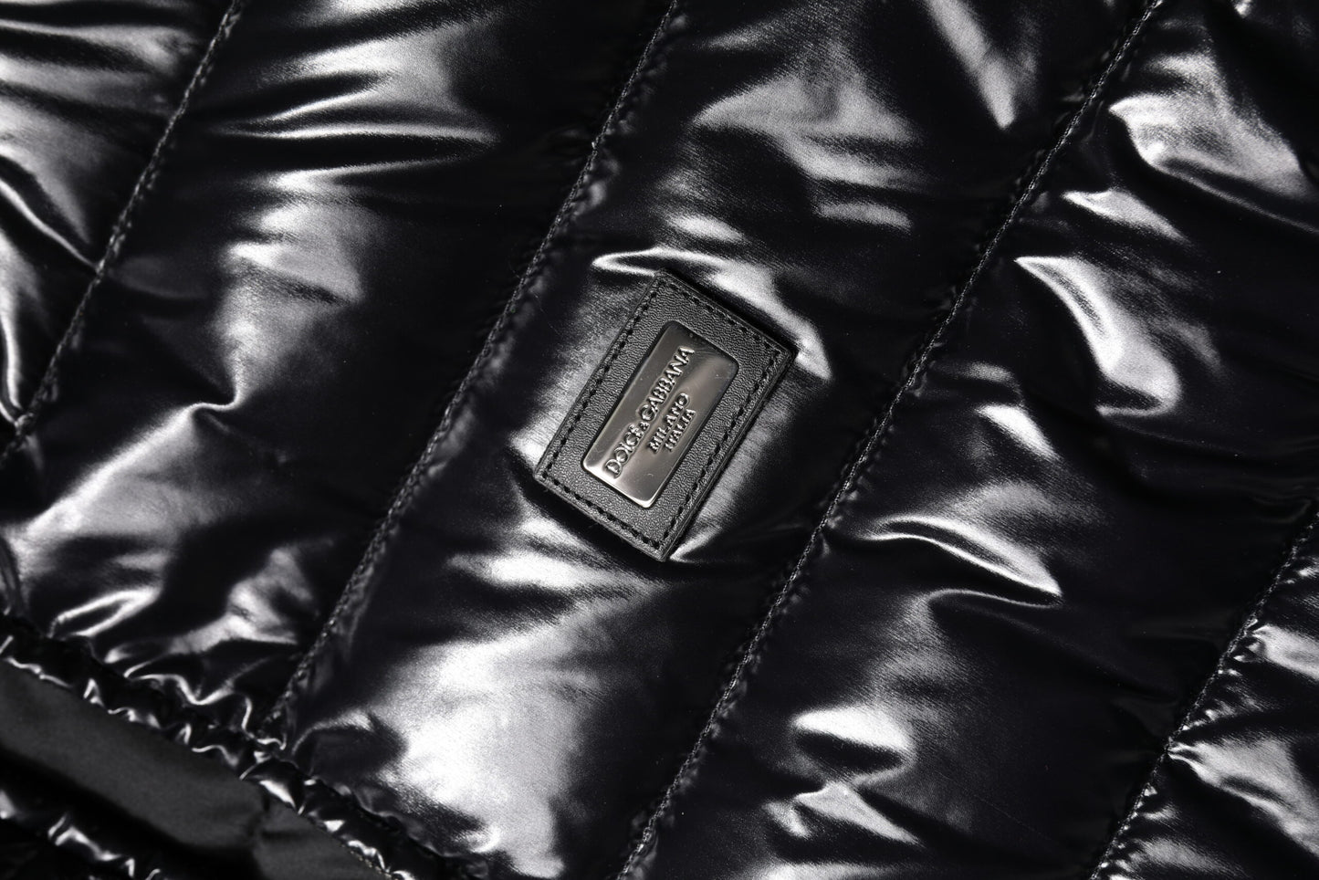 Chaqueta acolchada con cremallera completa y placa del logotipo en negro de Dolce & Gabbana