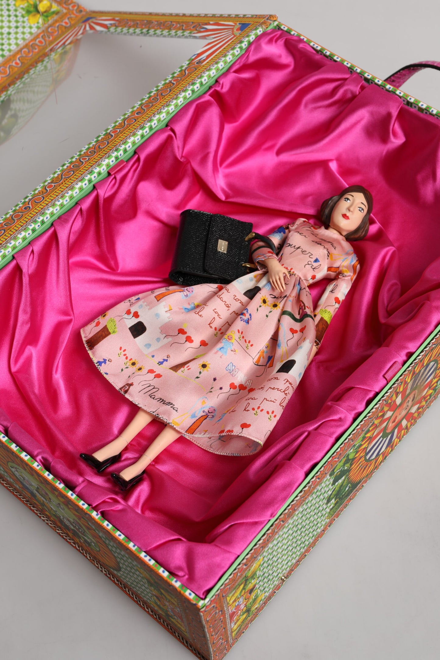 Poupées Dolce & Gabbana en céramique, porcelaine, cuir et robe rose