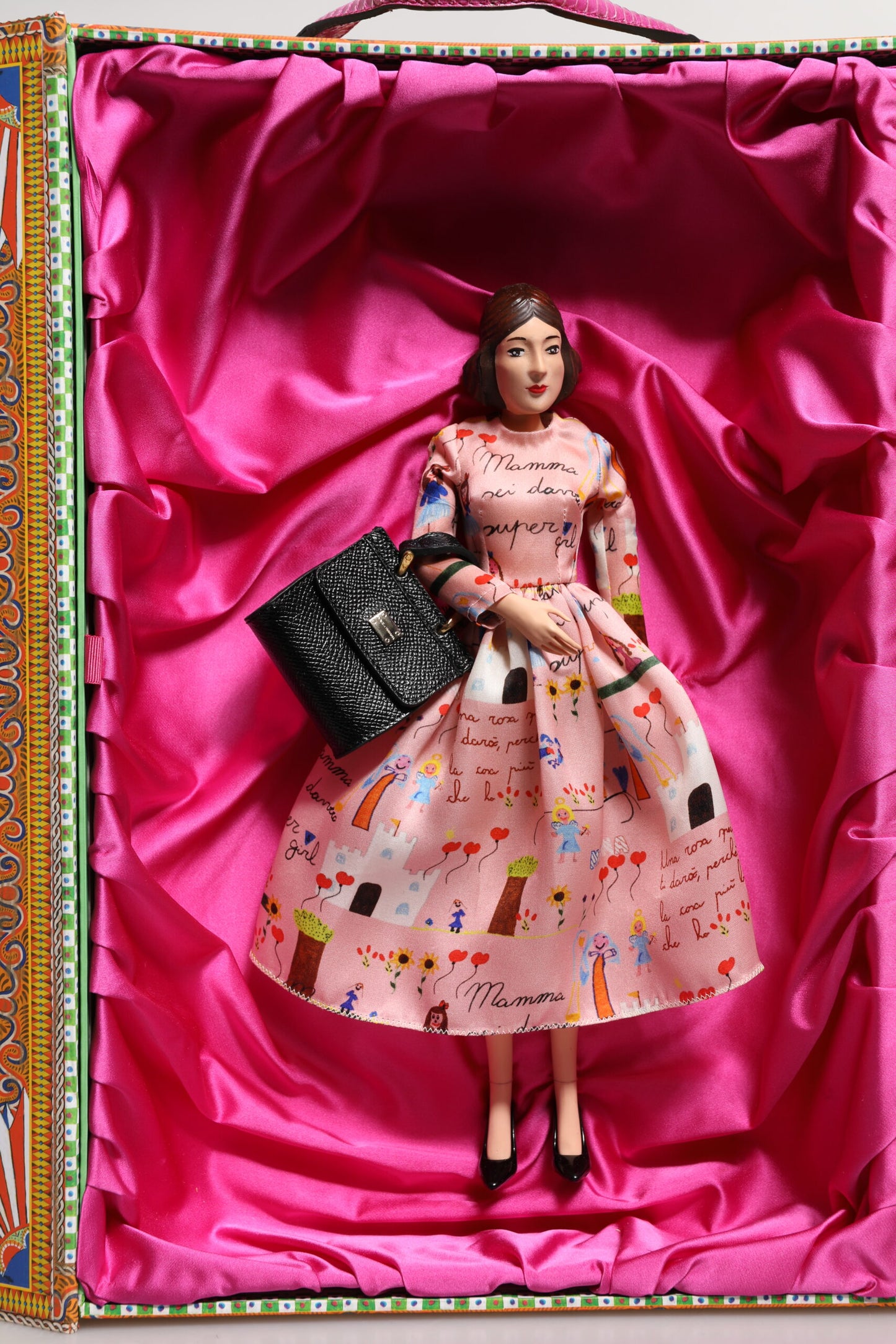 Poupées Dolce & Gabbana en céramique, porcelaine, cuir et robe rose