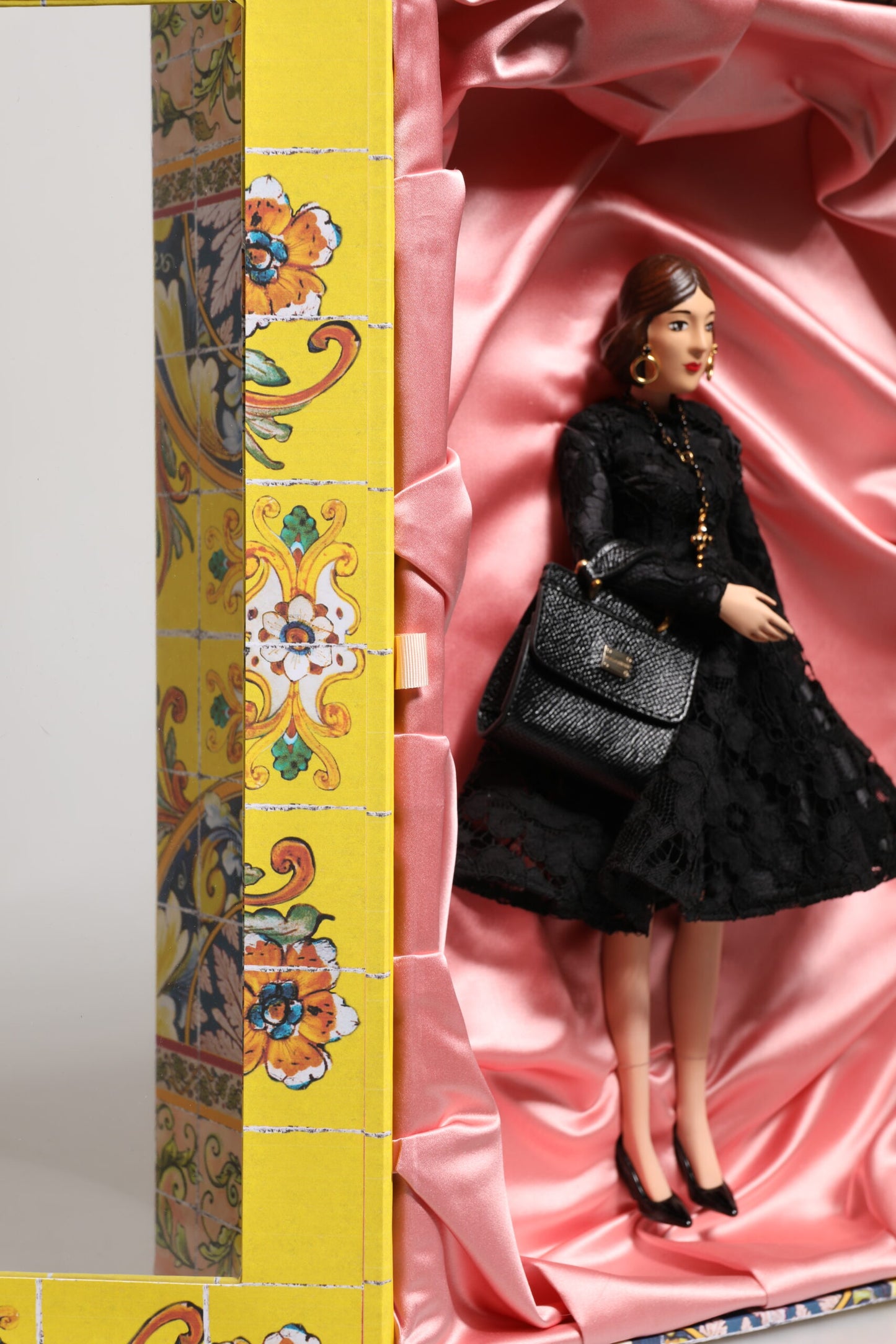 Poupées Dolce & Gabbana en céramique, porcelaine, cuir et robe noire