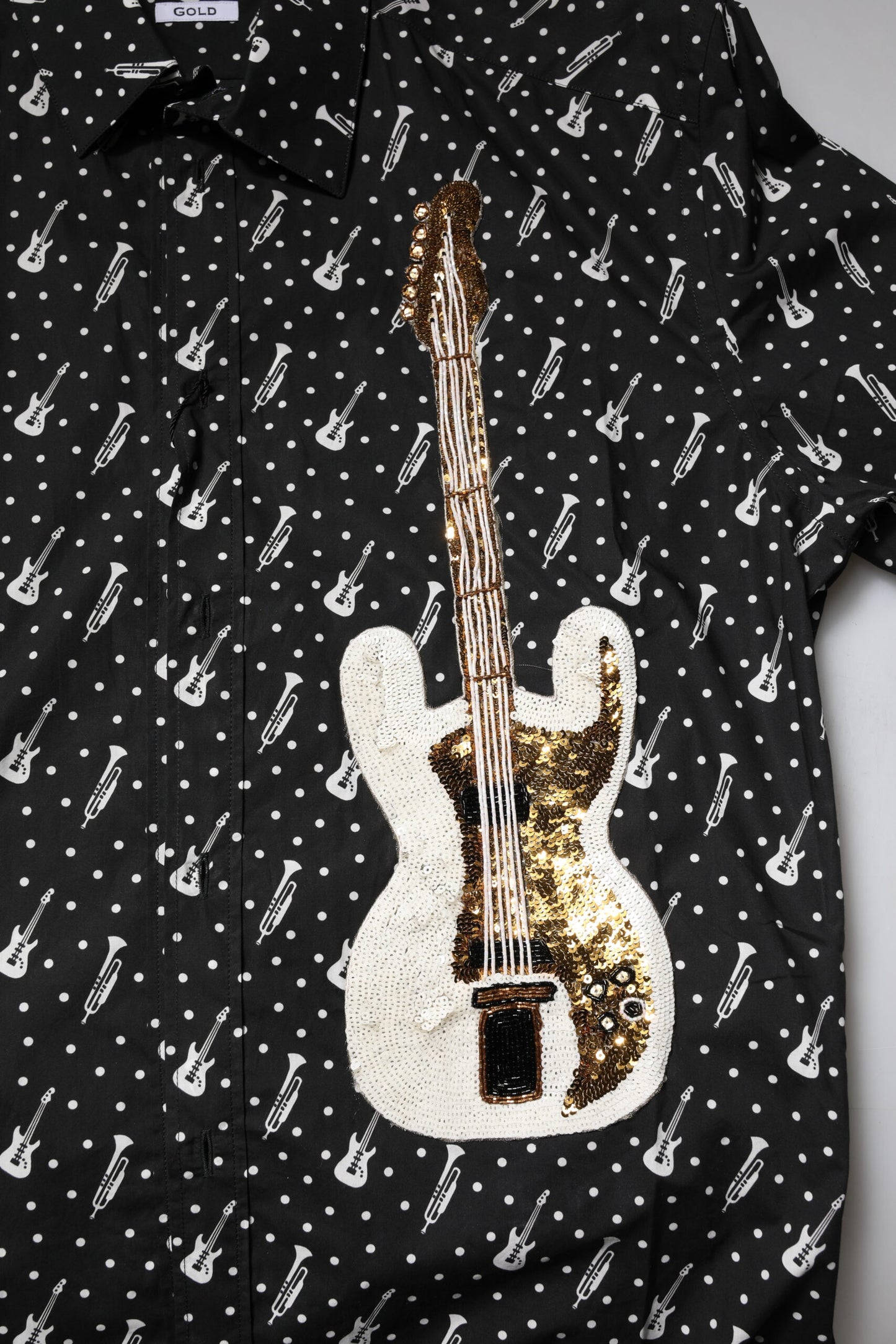 Camisa Dolce & Gabbana con adornos de instrumentos dorados en negro