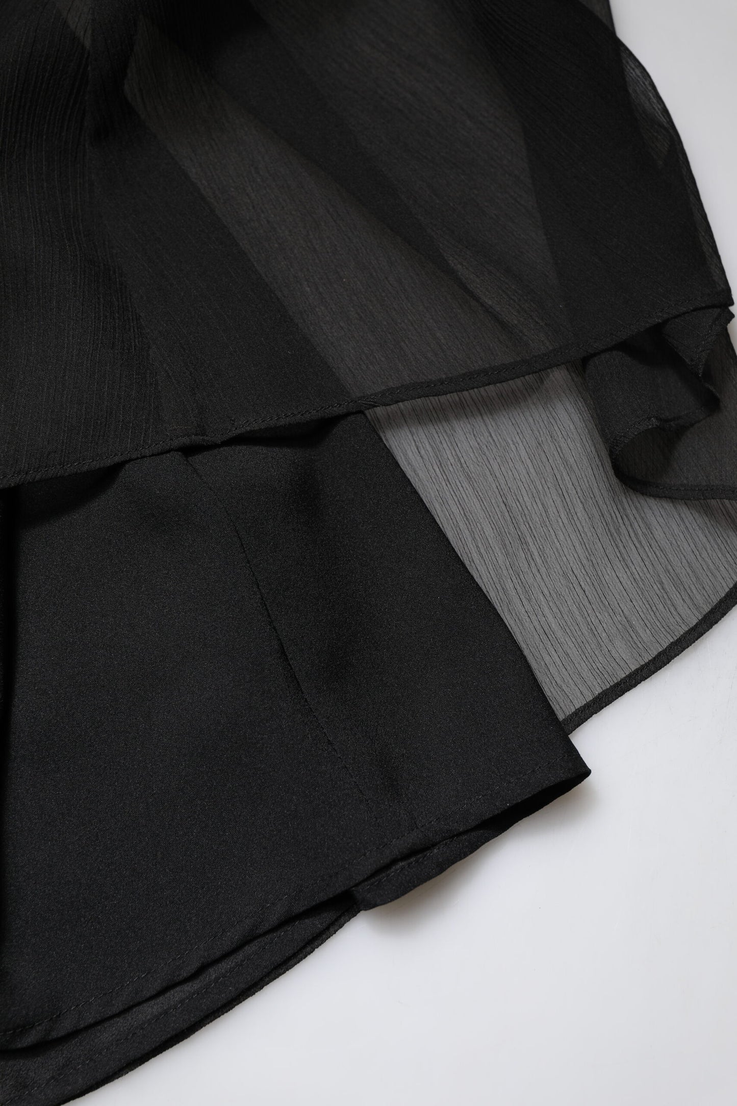 Vestido largo sin mangas de tul negro con perlas de Marciano by Guess