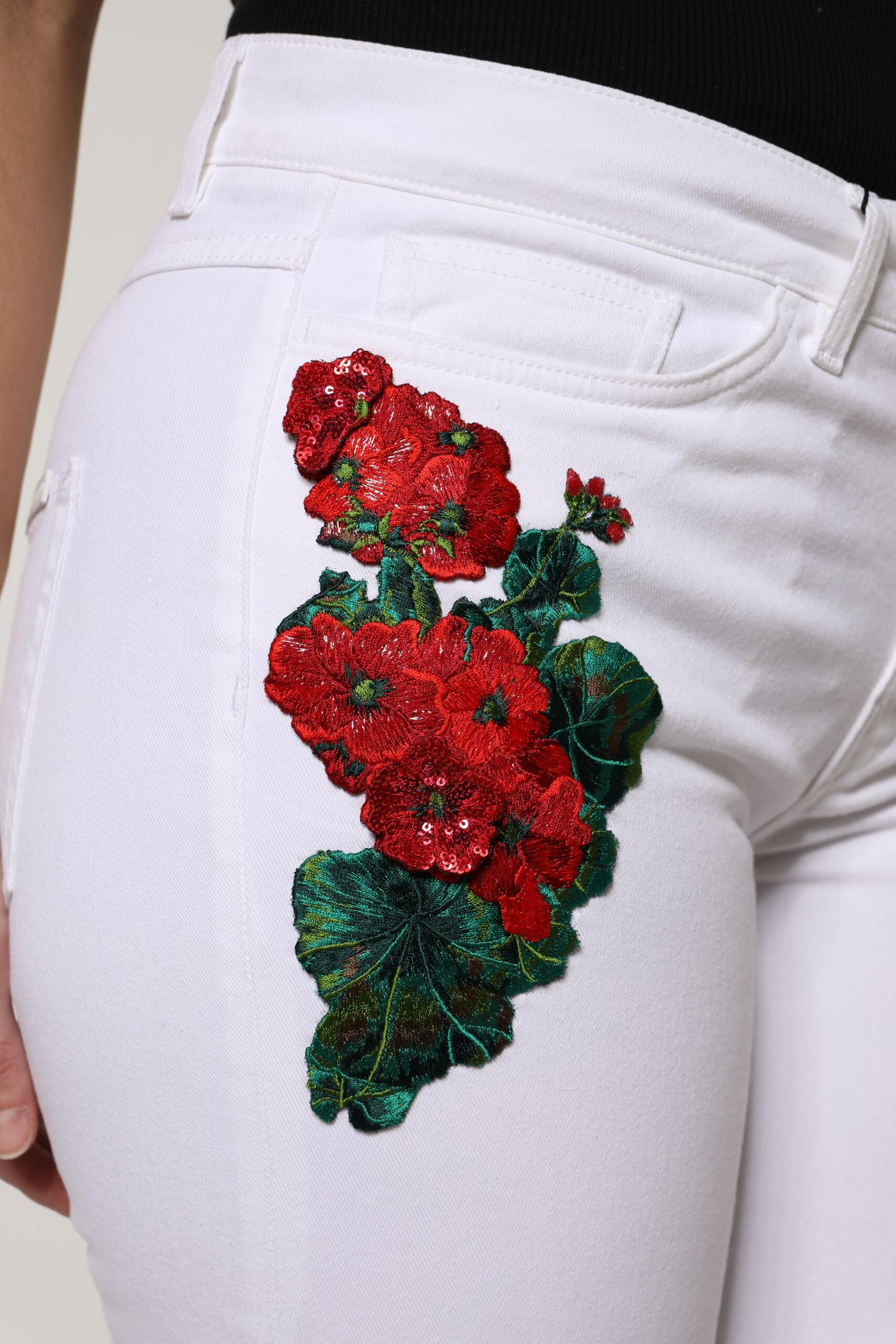 Vaqueros blancos con lentejuelas y estampado floral de Dolce & Gabbana para niñas