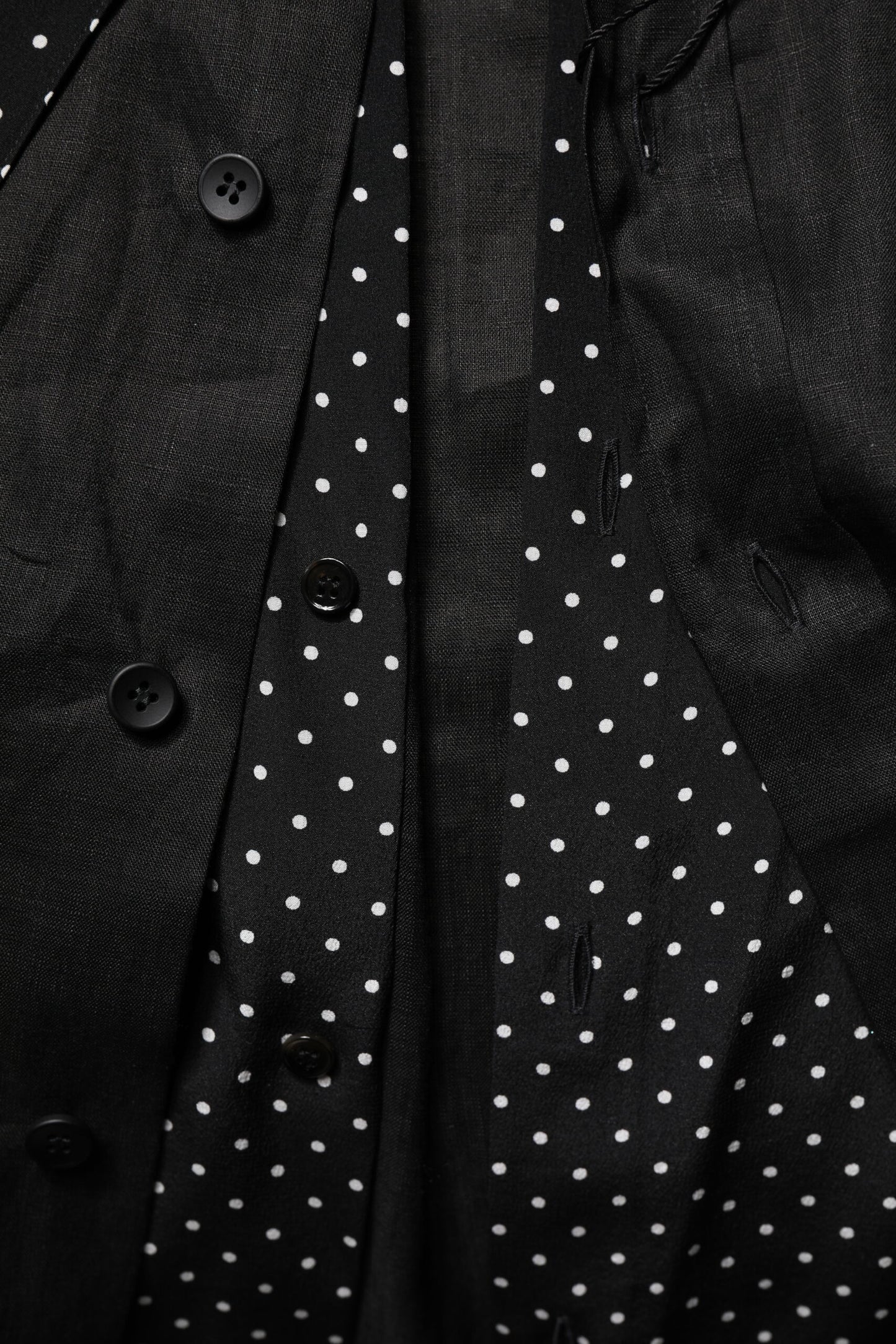 Camisa informal con cuello anudado y lunares negros de Dolce & Gabbana