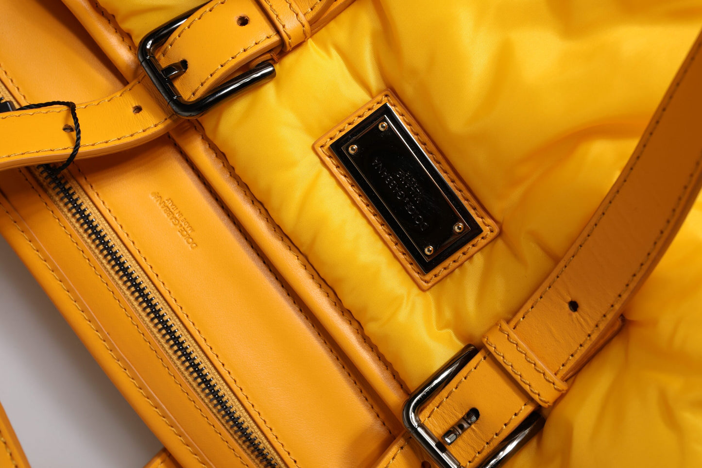 Bolso de hombro de nailon con placa del logotipo en amarillo y naranja de Dolce & Gabbana