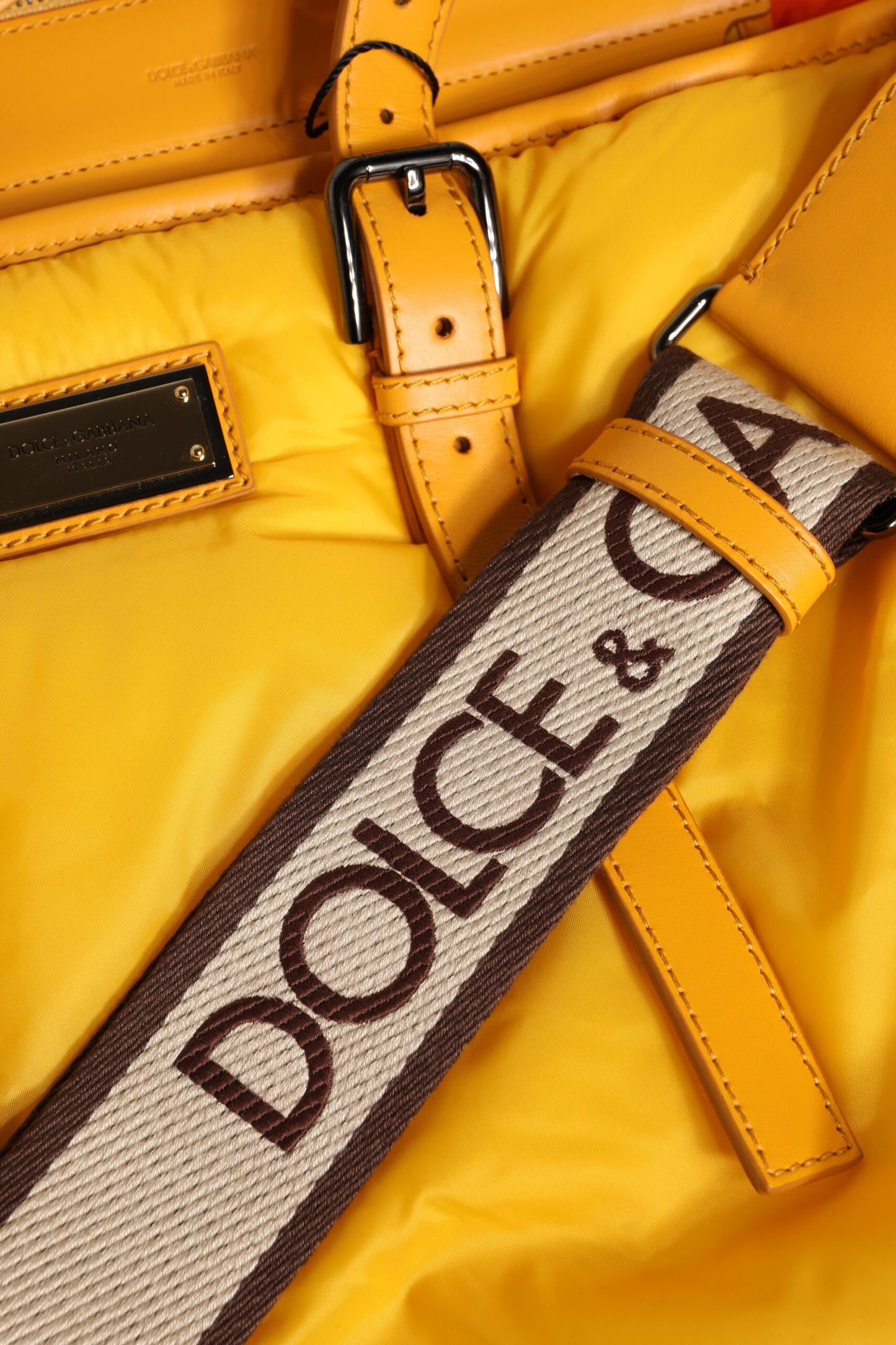 Bolso de hombro de nailon con placa del logotipo en amarillo y naranja de Dolce & Gabbana