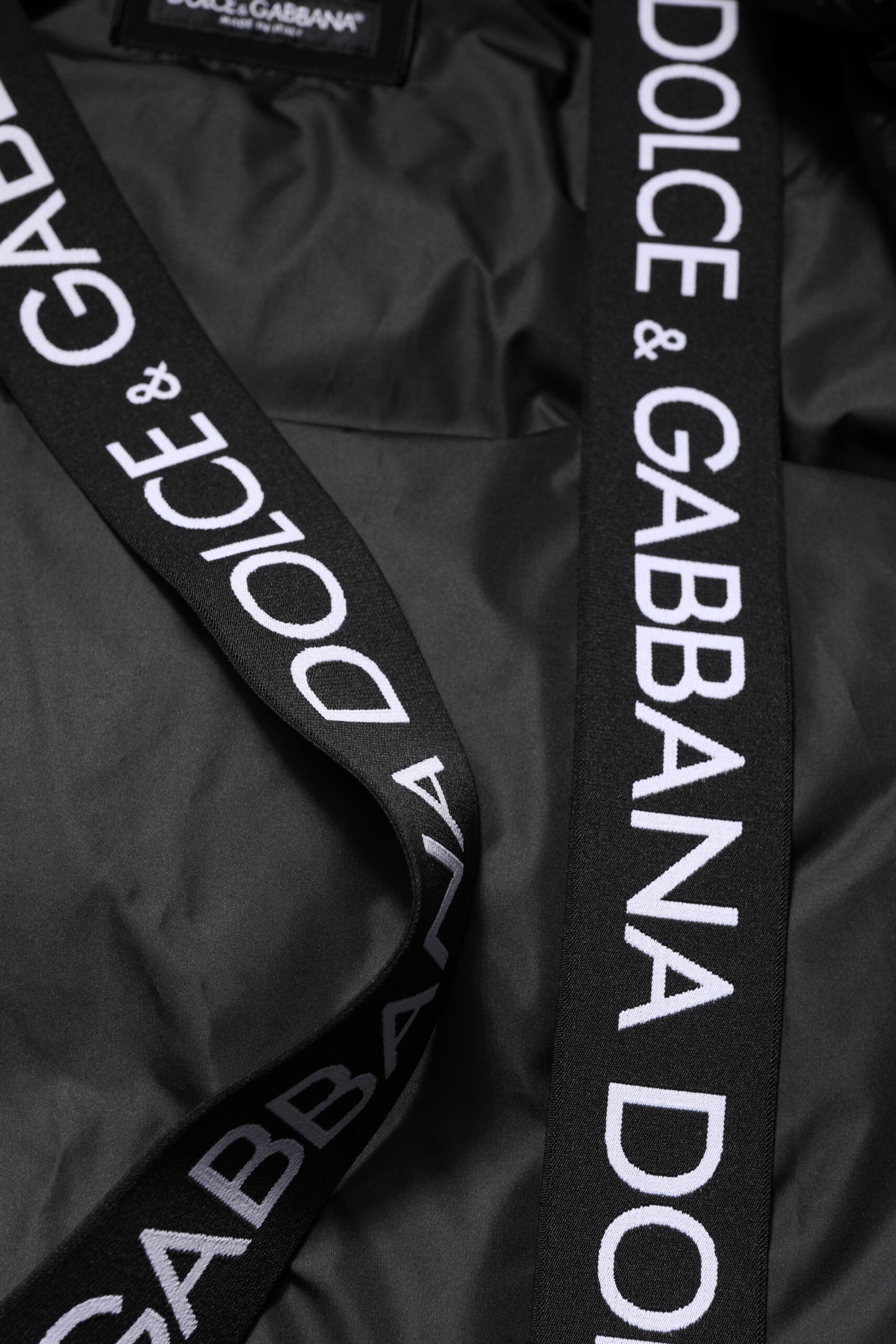Chaqueta acolchada con capucha y cremallera completa con logotipo negro de Dolce & Gabbana