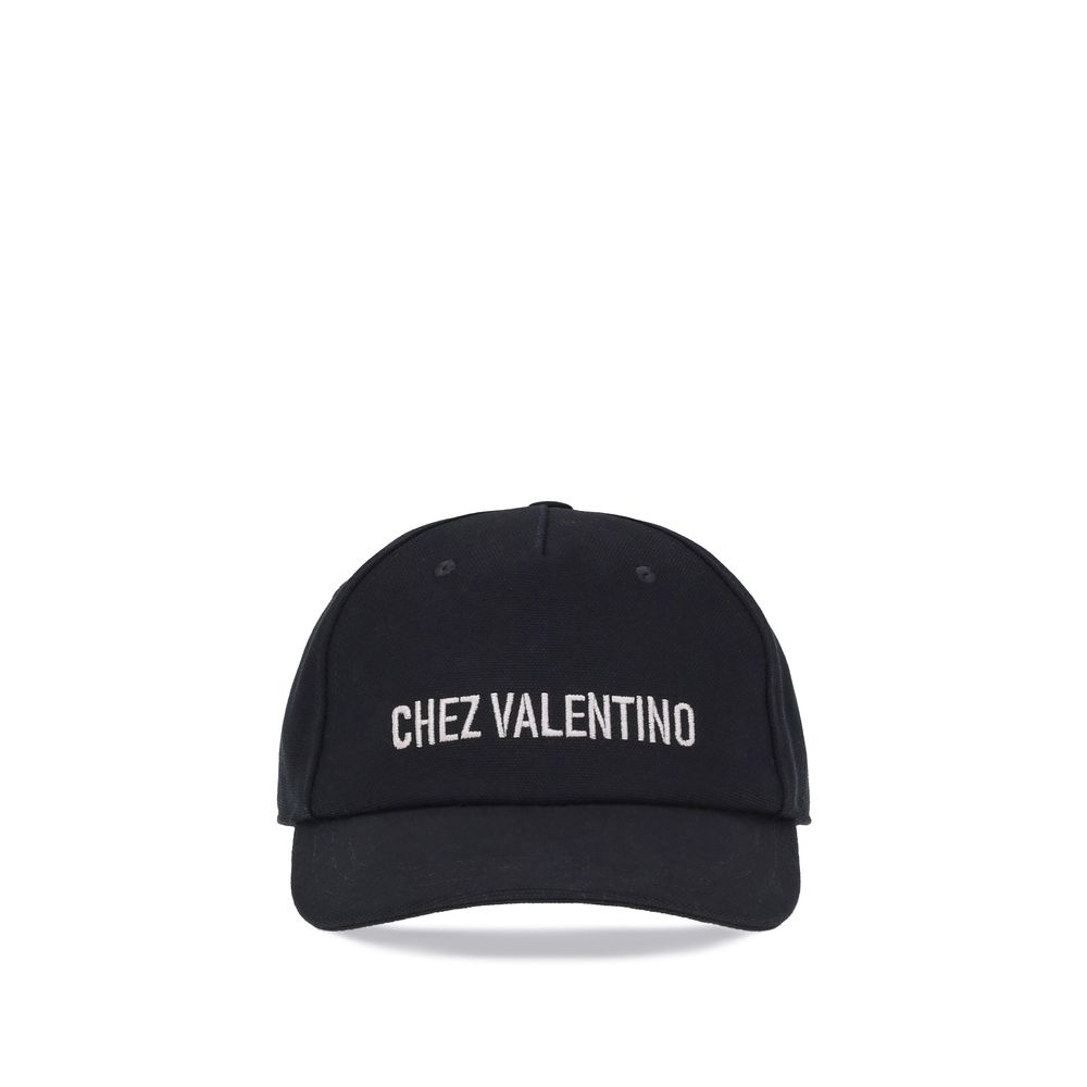 Valentino Garavani en la gorra de béisbol Valentino