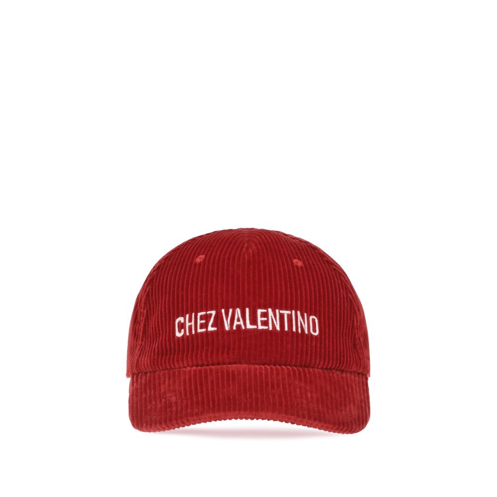 Valentino Garavani en la gorra de béisbol Valentino