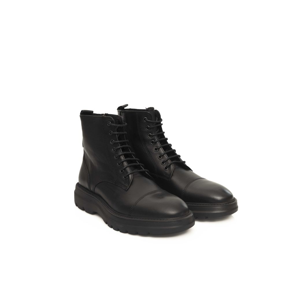 Cerruti 1881 Black Cowhide Boot – EU43/US10 par Cerruti 1881 | Disponible sur Sandy Store ByNet
