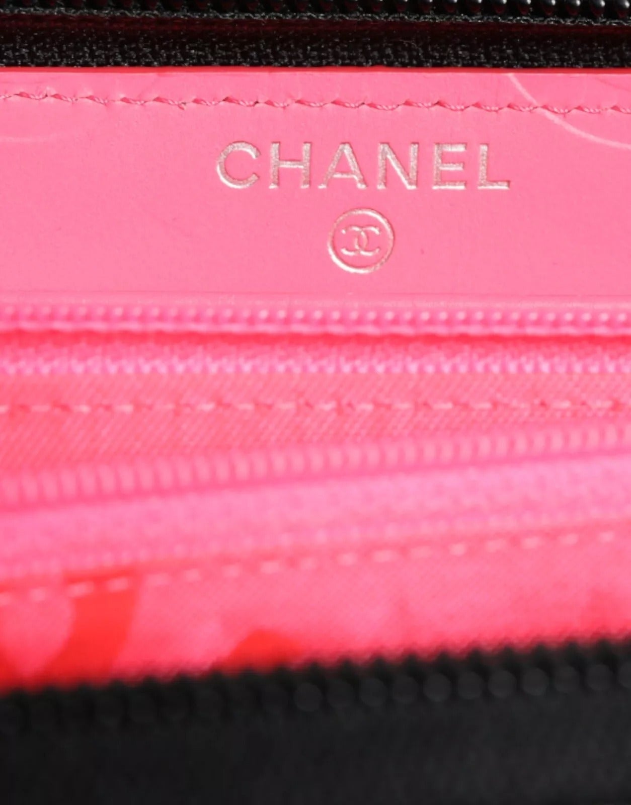 Chanel Black Quilted Leather Logo CC Continental Zip Wallet – par Chanel | Disponible sur Sandy Store ByNet