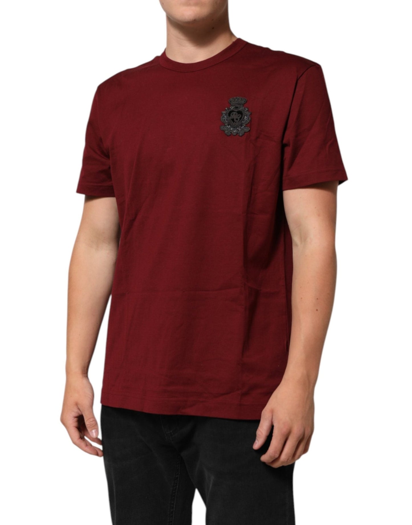 Dolce & Gabbana Bordeaux Red Cotton Crest Logo Patch T-Shirt – IT54 | XL par Dolce & Gabbana | Disponible sur Sandy Store ByNet