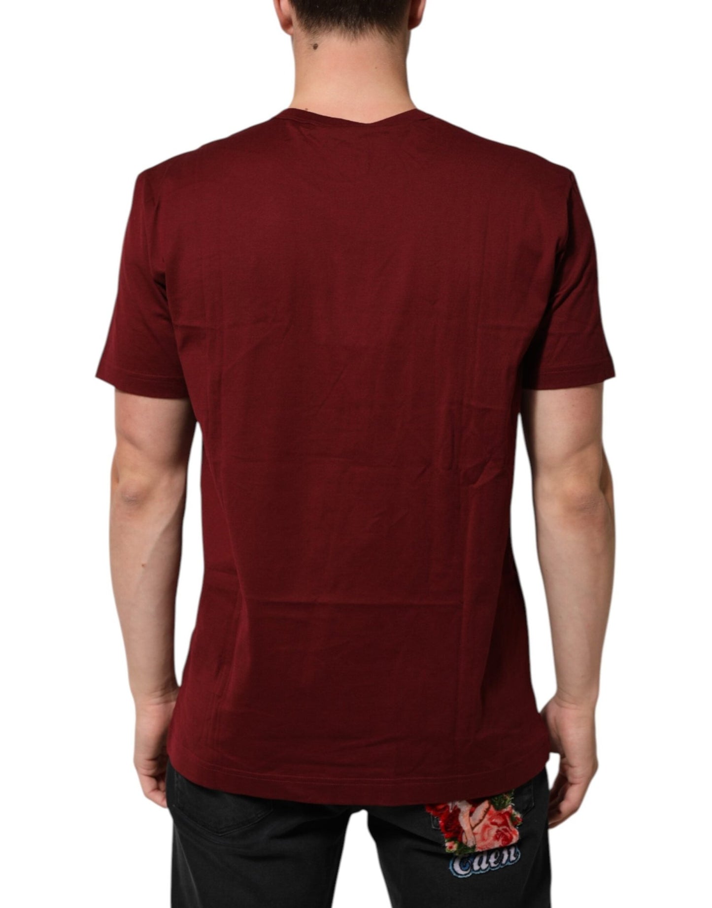 Dolce & Gabbana Bordeaux Red Cotton Crest Logo Patch T-Shirt – IT54 | XL par Dolce & Gabbana | Disponible sur Sandy Store ByNet