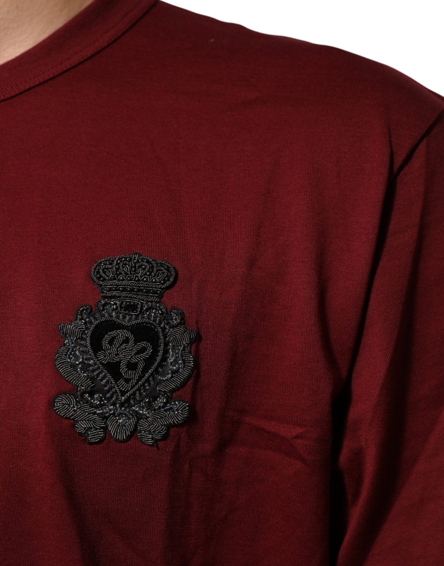Dolce & Gabbana Bordeaux Red Cotton Crest Logo Patch T-Shirt – IT54 | XL par Dolce & Gabbana | Disponible sur Sandy Store ByNet