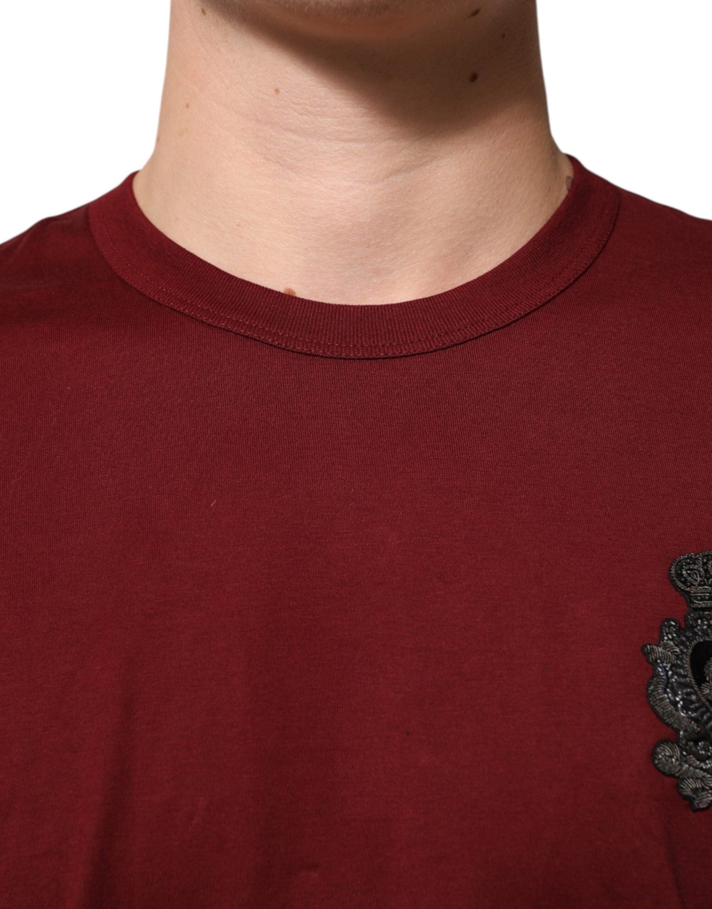 Dolce & Gabbana Bordeaux Red Cotton Crest Logo Patch T-Shirt – IT54 | XL par Dolce & Gabbana | Disponible sur Sandy Store ByNet