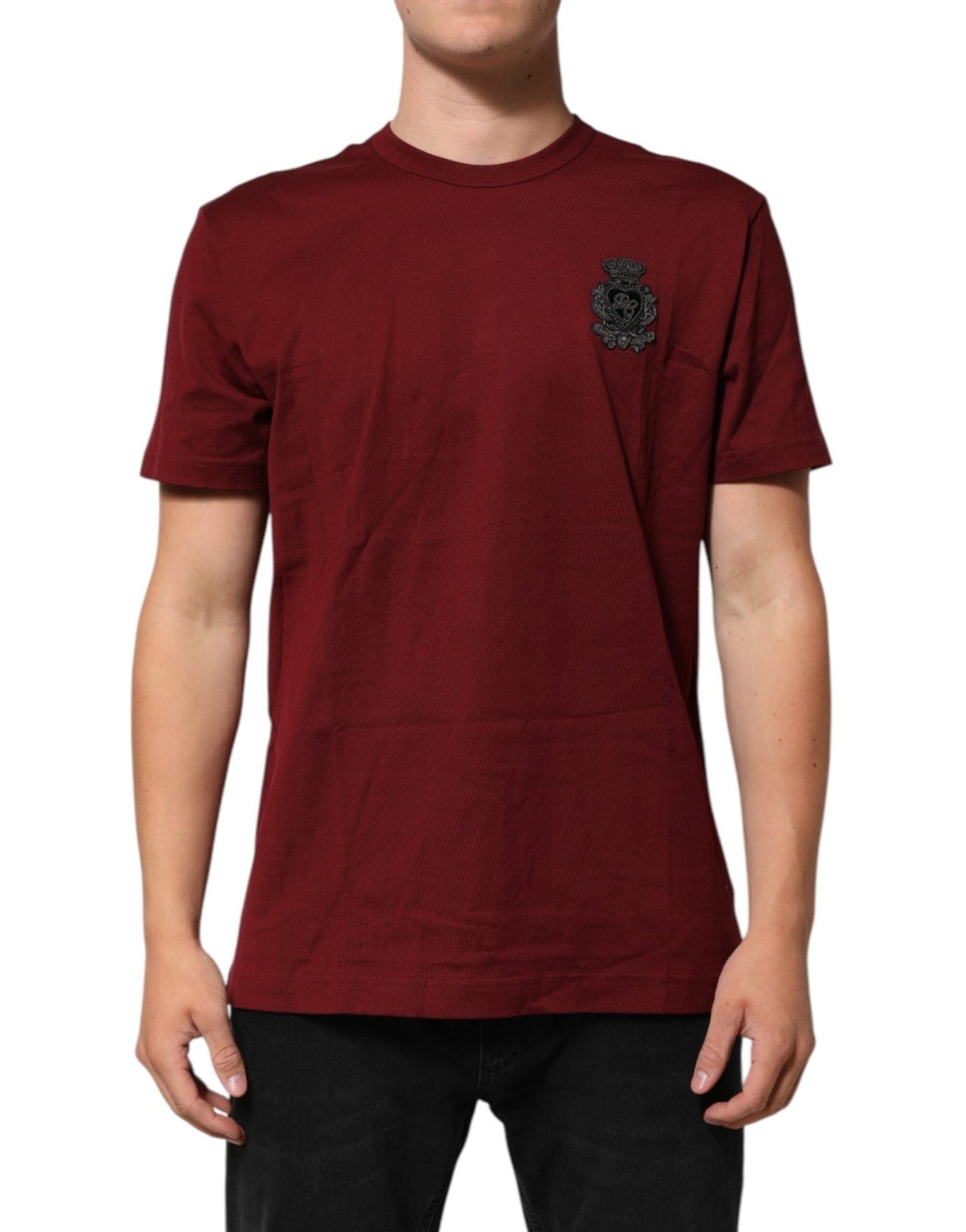 Dolce & Gabbana Bordeaux Red Cotton Crest Logo Patch T-Shirt – IT54 | XL par Dolce & Gabbana | Disponible sur Sandy Store ByNet