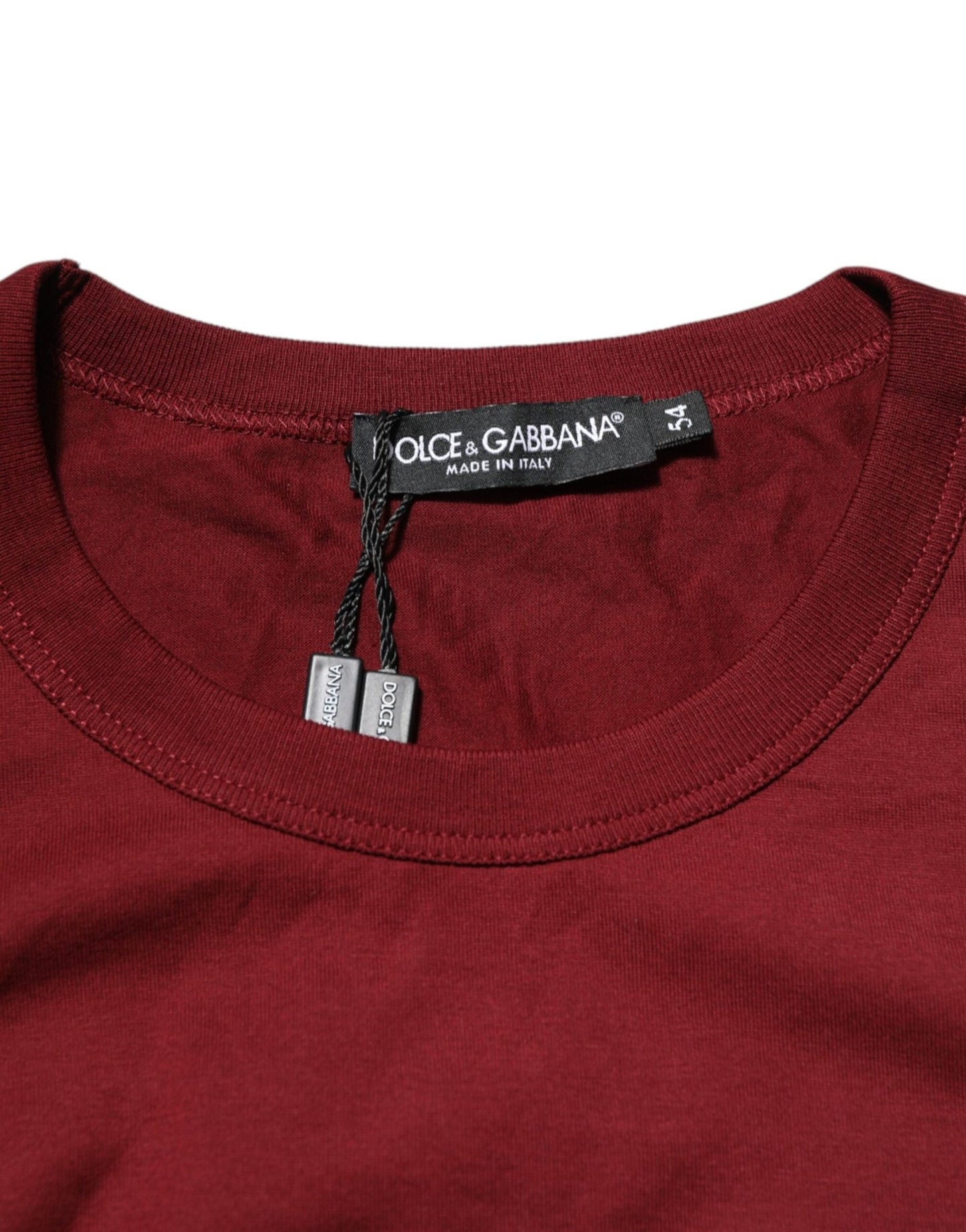 Dolce & Gabbana Bordeaux Red Cotton Crest Logo Patch T-Shirt – IT54 | XL par Dolce & Gabbana | Disponible sur Sandy Store ByNet