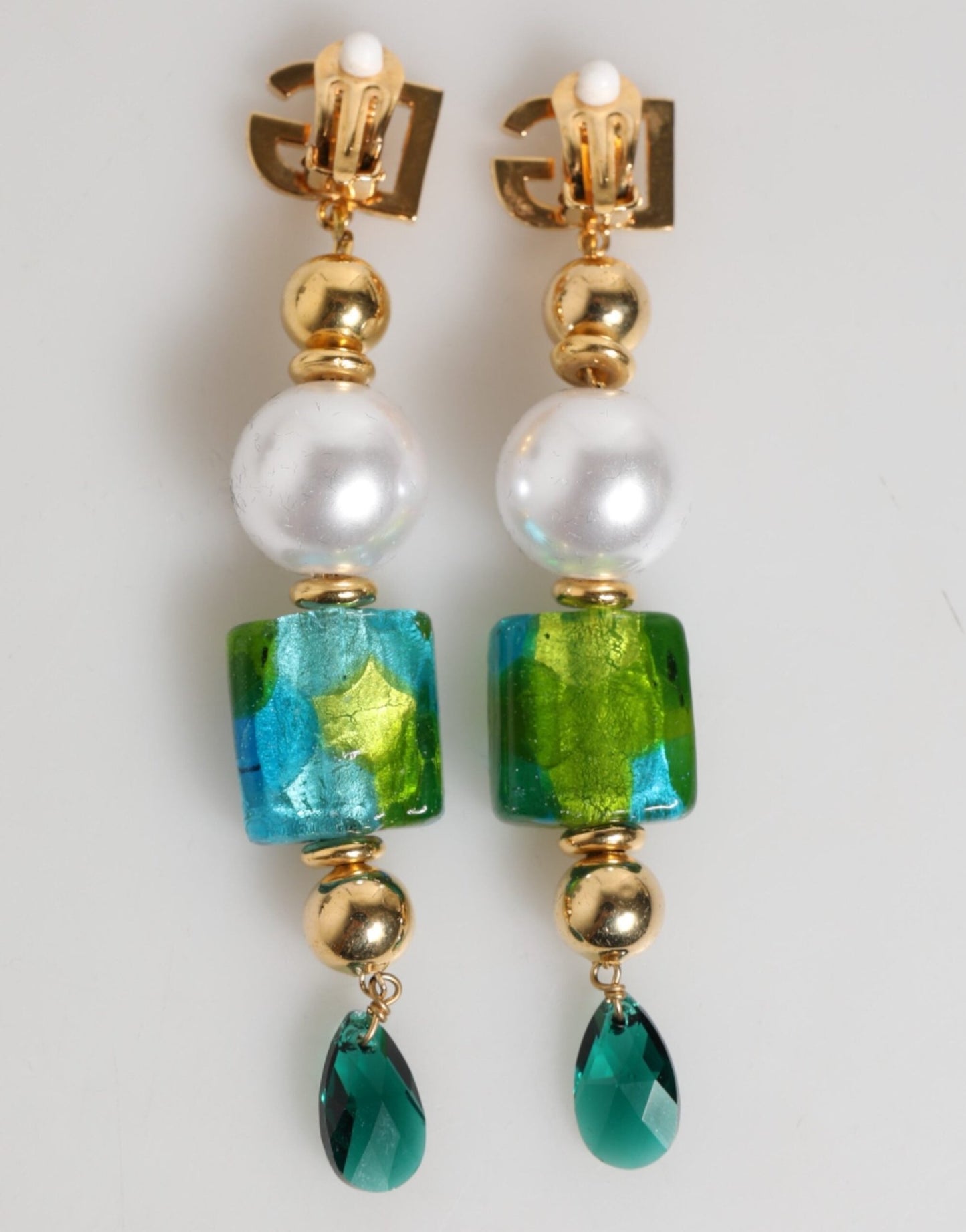 Dolce & Gabbana Gold Brass Multicolour Pearl Green Blue Drop Logo DG Earrings – par Dolce & Gabbana | Disponible sur Sandy Store ByNet