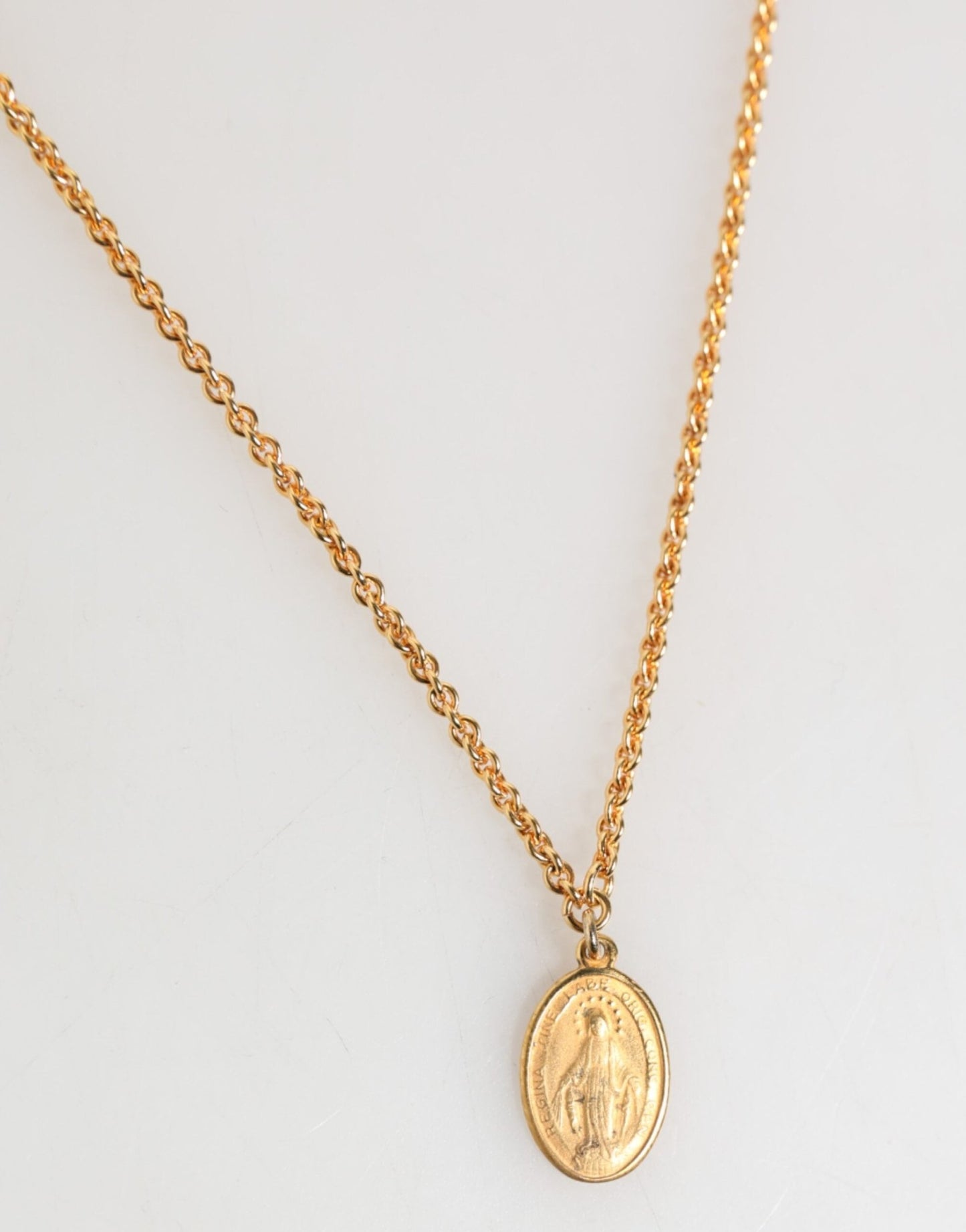 Dolce & Gabbana Gold Medallion Metal Chain Charm Men Pendant Necklace – par Dolce & Gabbana | Disponible sur Sandy Store ByNet