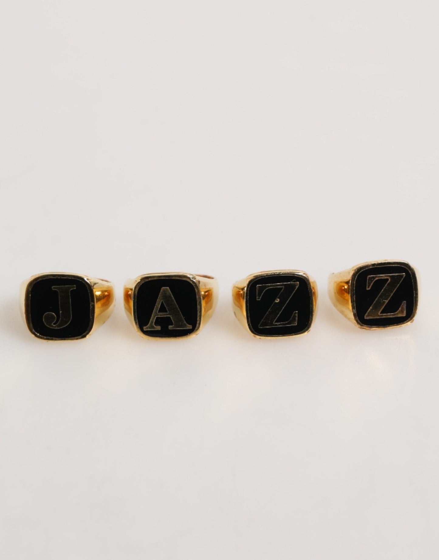Dolce & Gabbana Gold Tone Brass JAZZ Letter Set 4 Pieces Adjustable Ring – par Dolce & Gabbana | Disponible sur Sandy Store ByNet