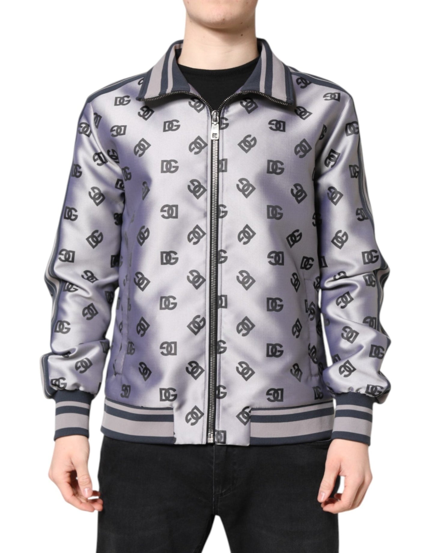 Dolce & Gabbana Gray Logo Monogram Full Zip Bomber Jacket – IT50 | L par Dolce & Gabbana | Disponible sur Sandy Store ByNet
