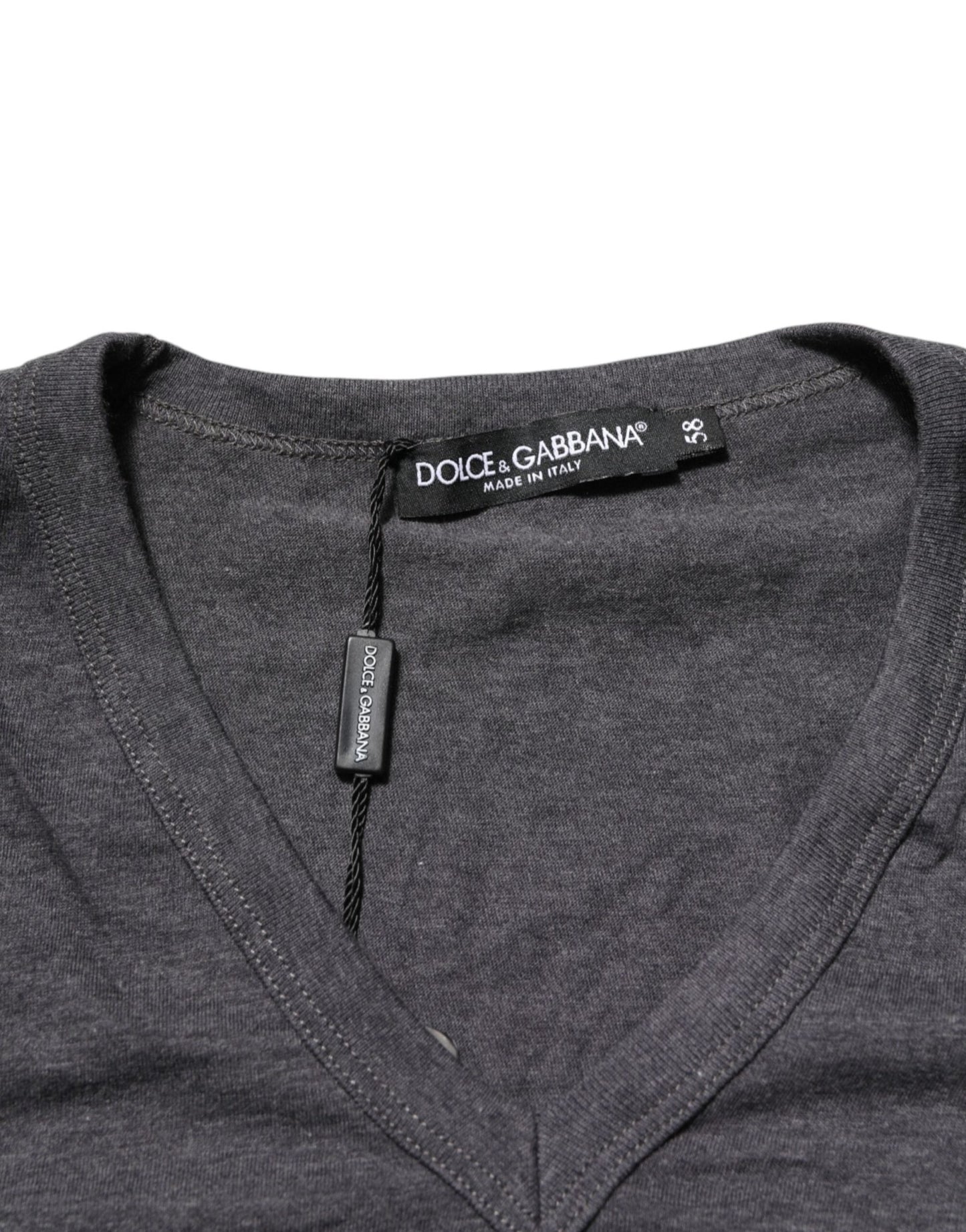 Dolce & Gabbana Grey Cotton V - Neck Logo Plaque Melange T-Shirt – IT58 | 3XL par Dolce & Gabbana | Disponible sur Sandy Store ByNet