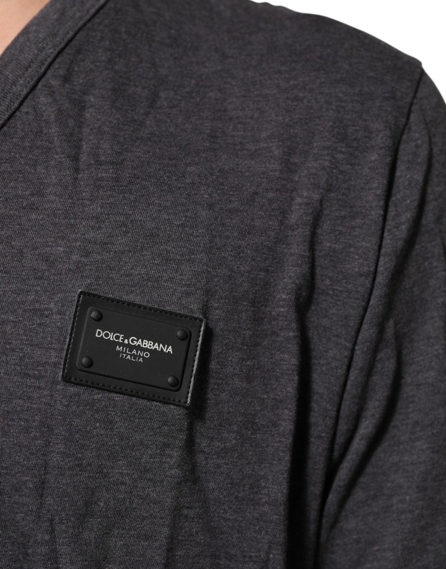 Dolce & Gabbana Grey Cotton V - Neck Logo Plaque Melange T-Shirt – IT58 | 3XL par Dolce & Gabbana | Disponible sur Sandy Store ByNet